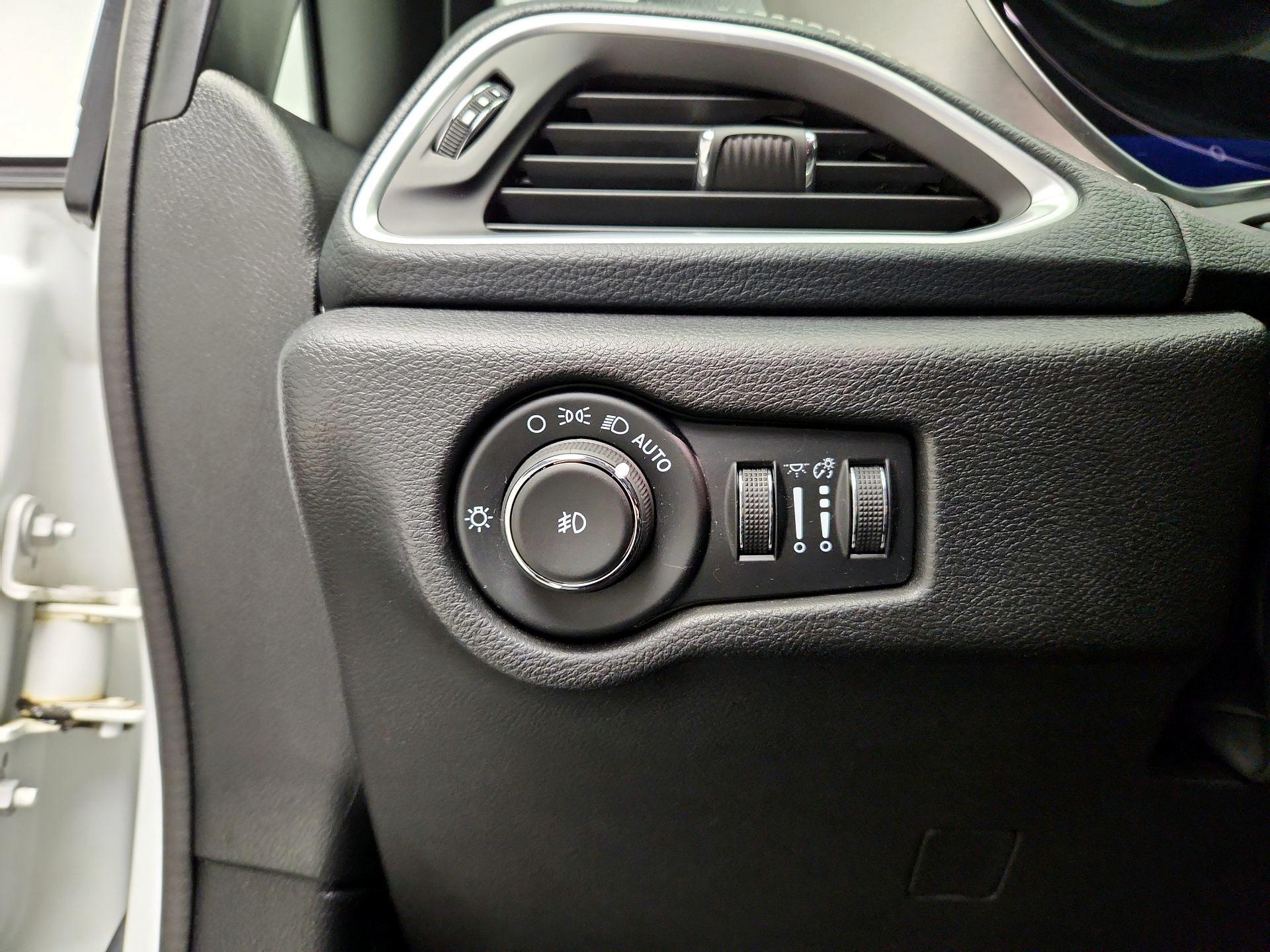 Thumbnail: 2021 Chrysler Pacifica - 13