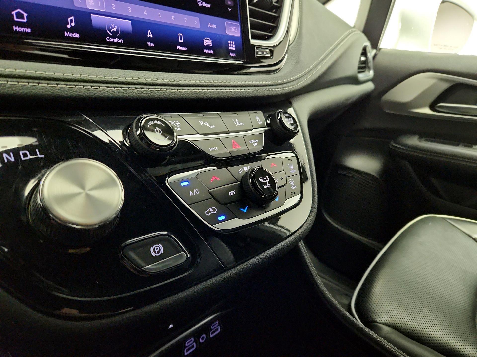 Thumbnail: 2021 Chrysler Pacifica - 17