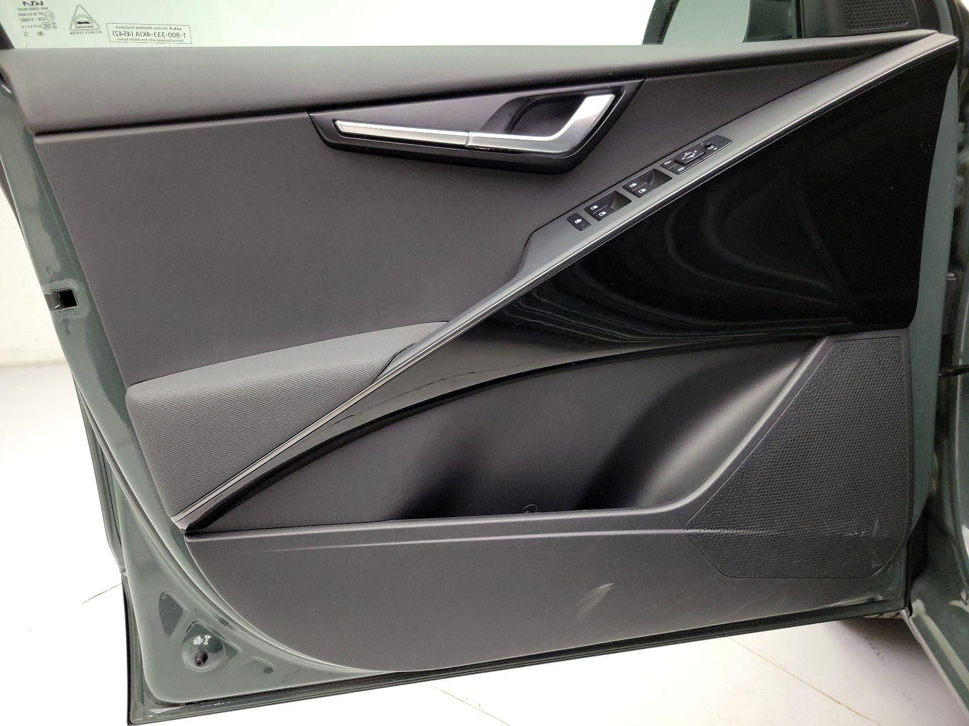 Thumbnail: 2024 Kia Niro - 12