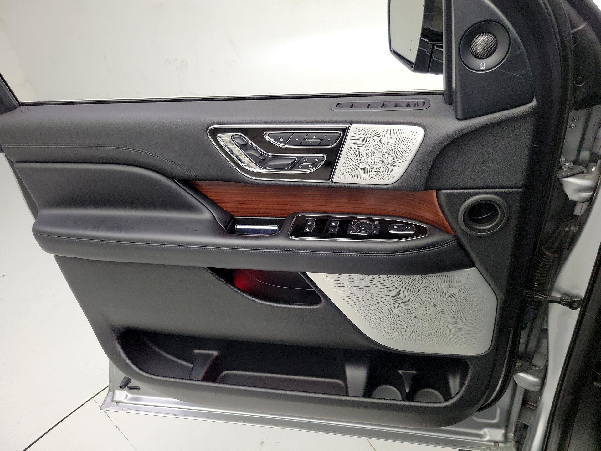 Thumbnail: 2021 Lincoln Navigator L - 12