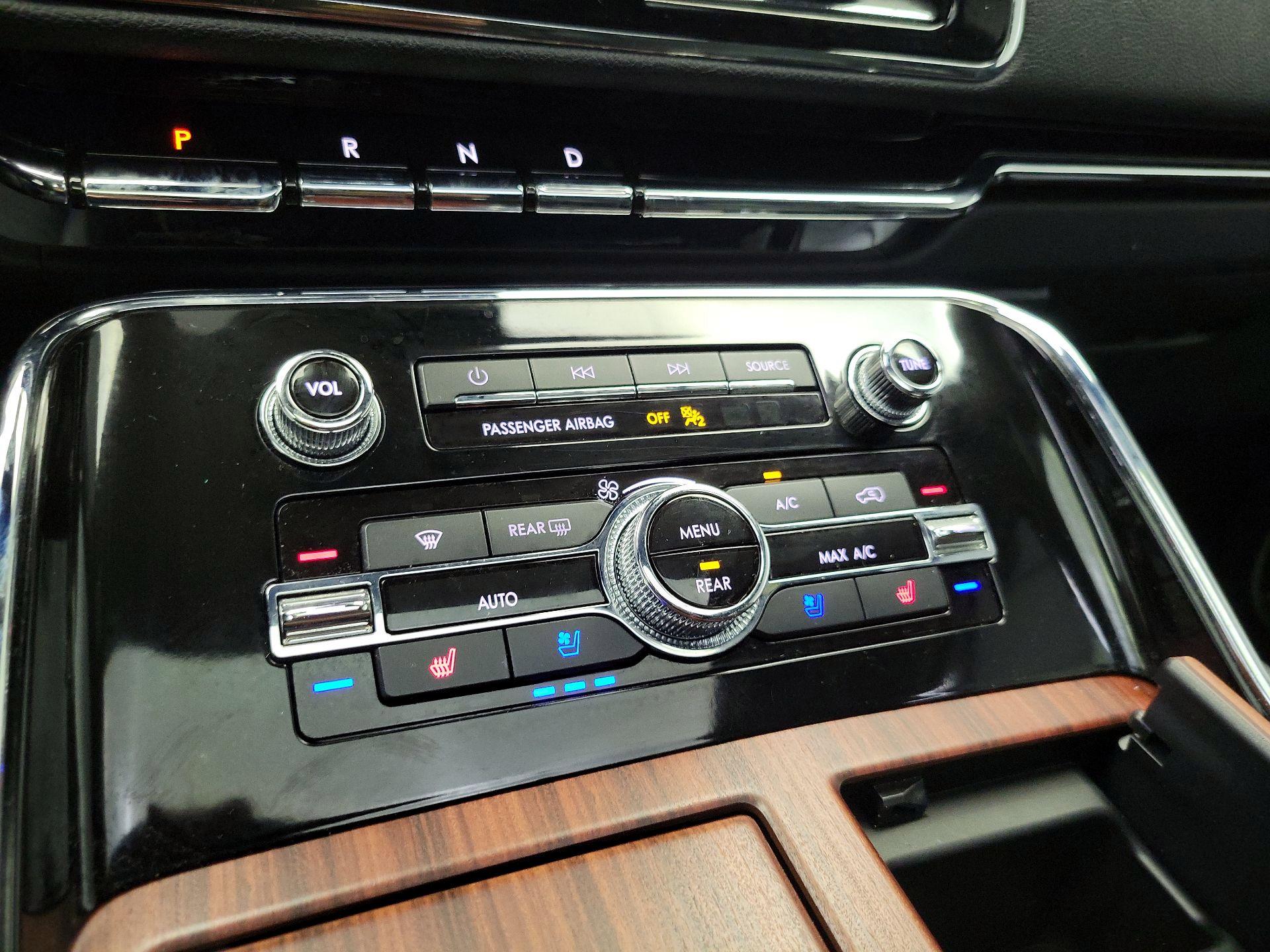 Thumbnail: 2021 Lincoln Navigator L - 17