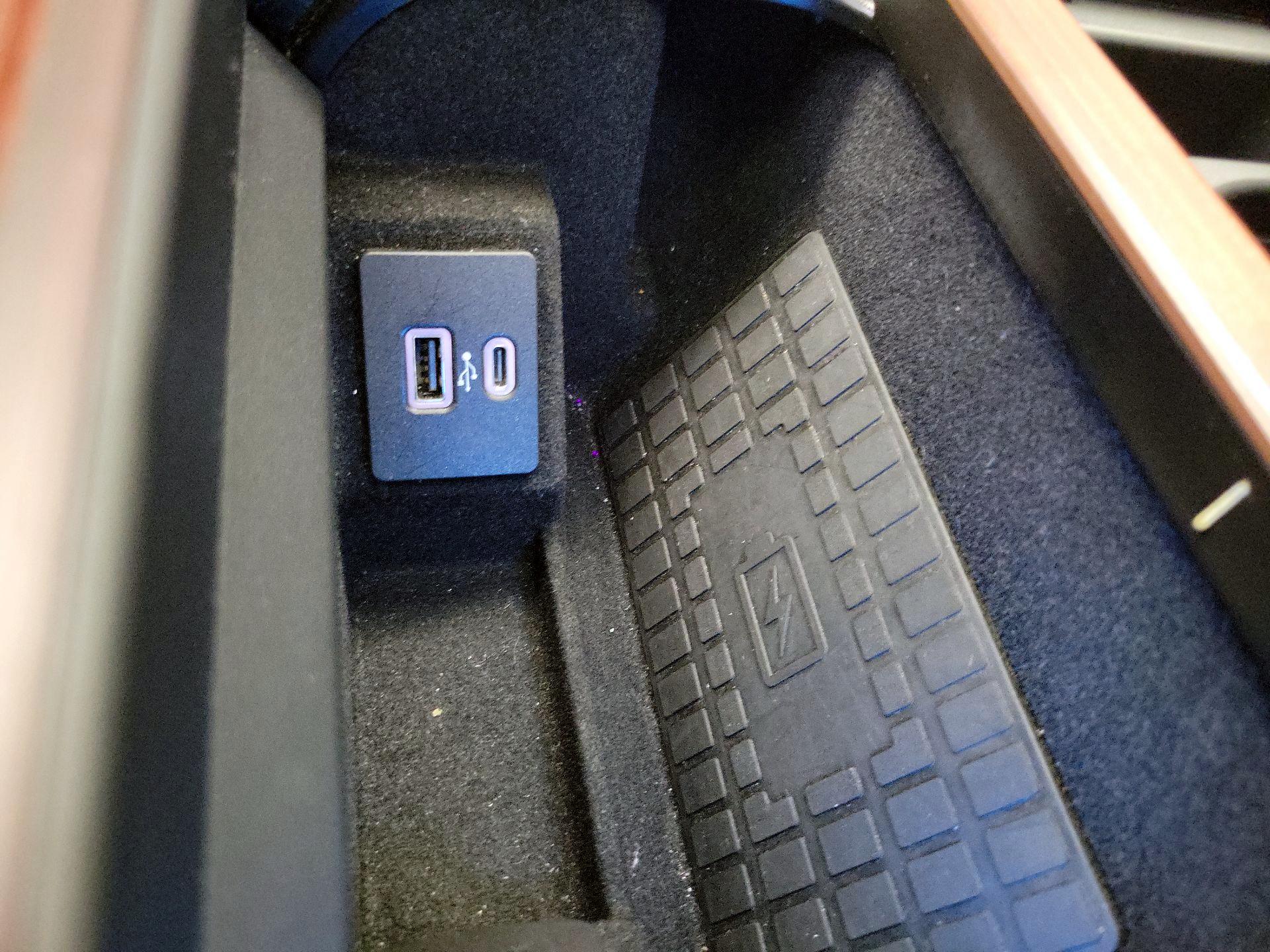 Thumbnail: 2021 Lincoln Navigator L - 19