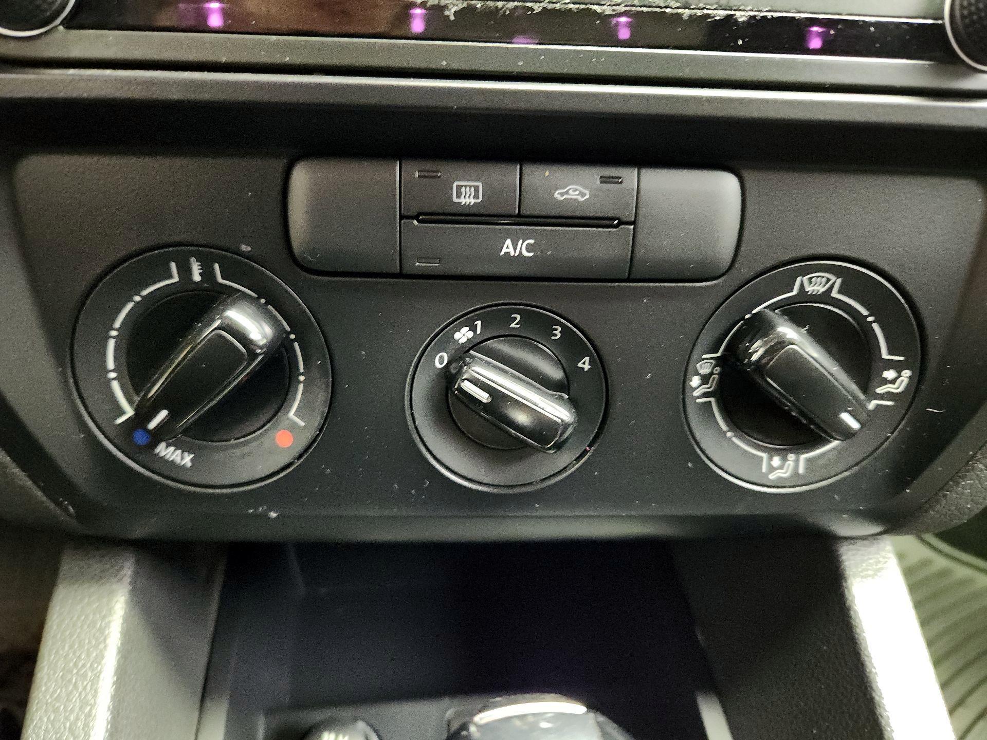 Thumbnail: 2016 Volkswagen Jetta - 16