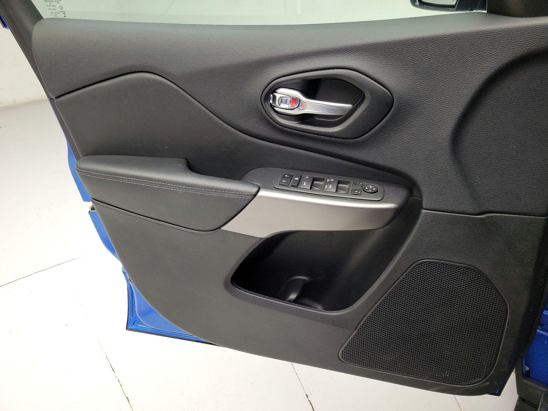 Thumbnail: 2022 Jeep Cherokee - 12