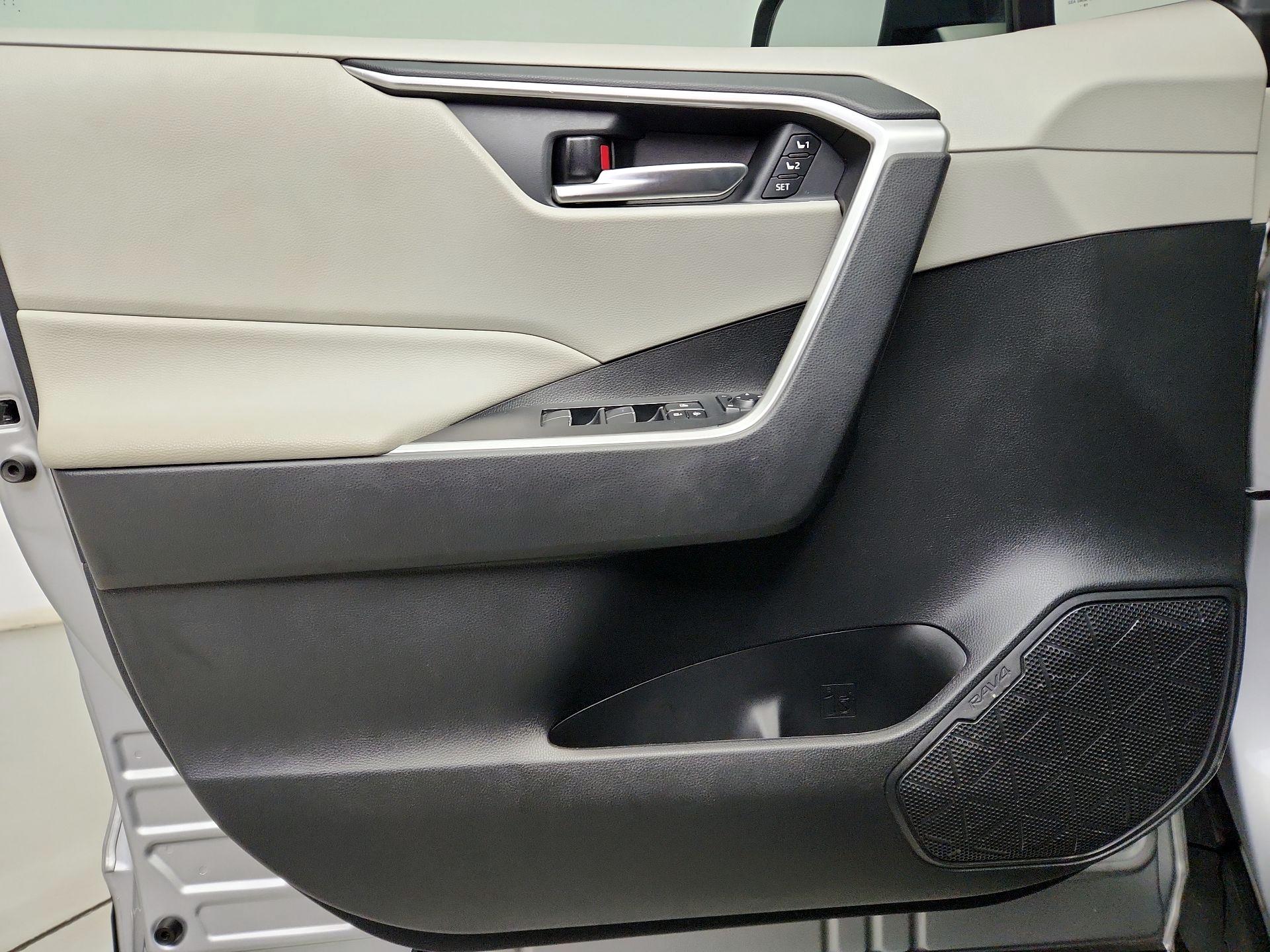 Thumbnail: 2020 Toyota RAV4 - 12