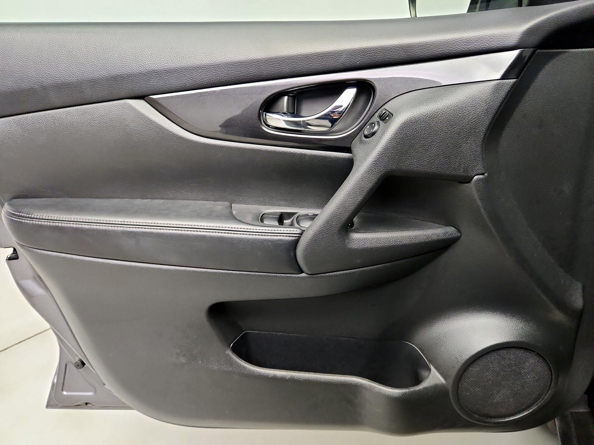 Thumbnail: 2017 Nissan Rogue - 12