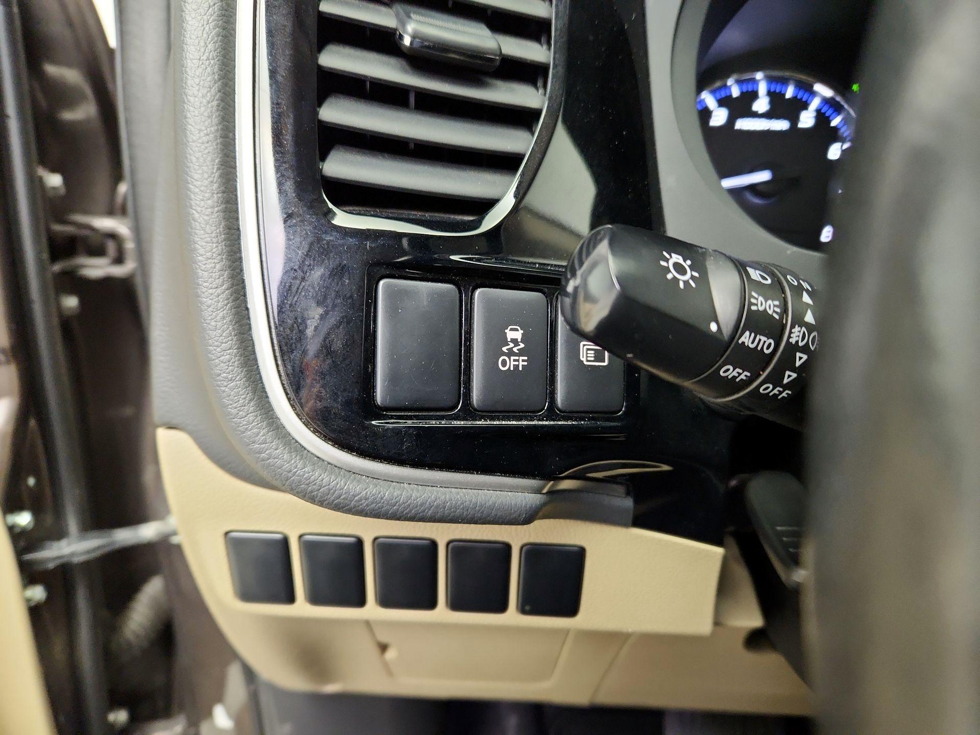 Thumbnail: 2017 Mitsubishi Outlander - 13