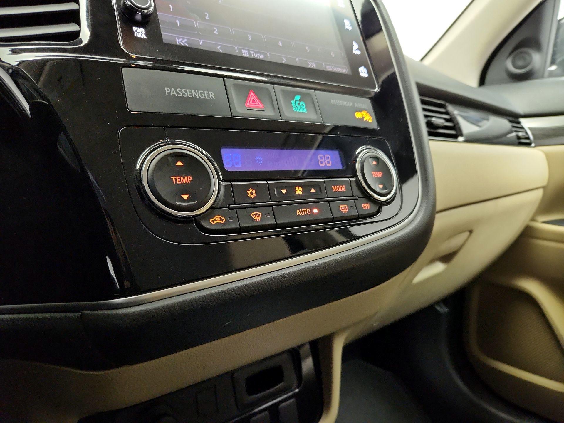 Thumbnail: 2017 Mitsubishi Outlander - 16