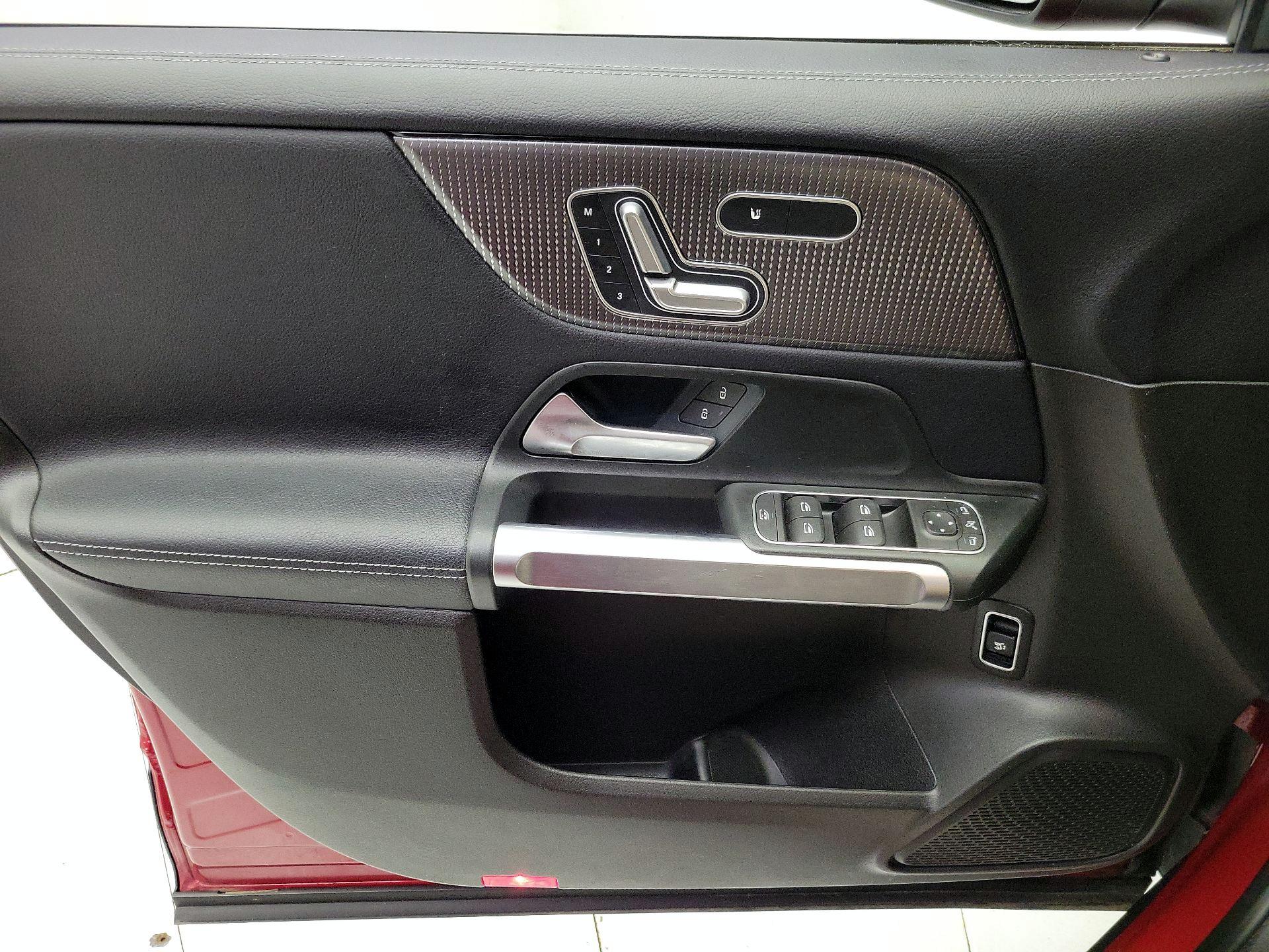 Thumbnail: 2020 Mercedes-Benz GLB - 12