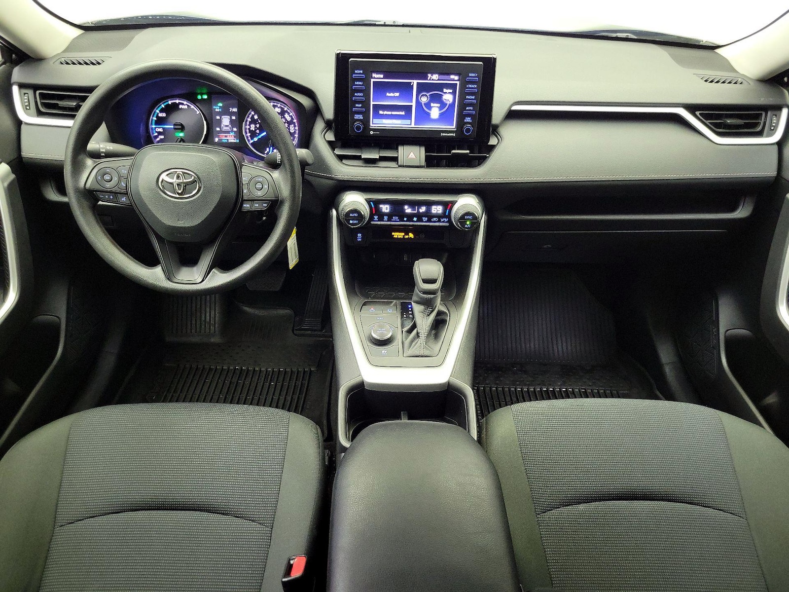 2022 Toyota RAV4 LE - Photo 10