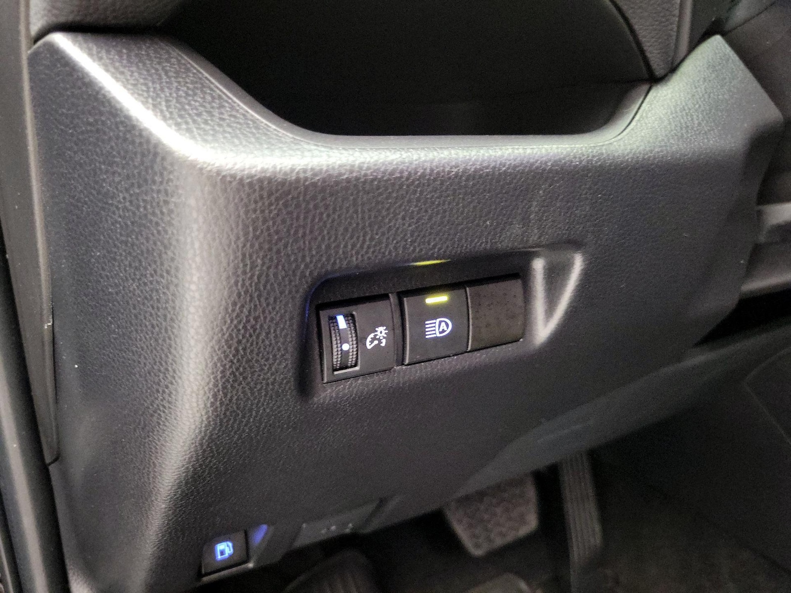 2022 Toyota RAV4 LE - Photo 14