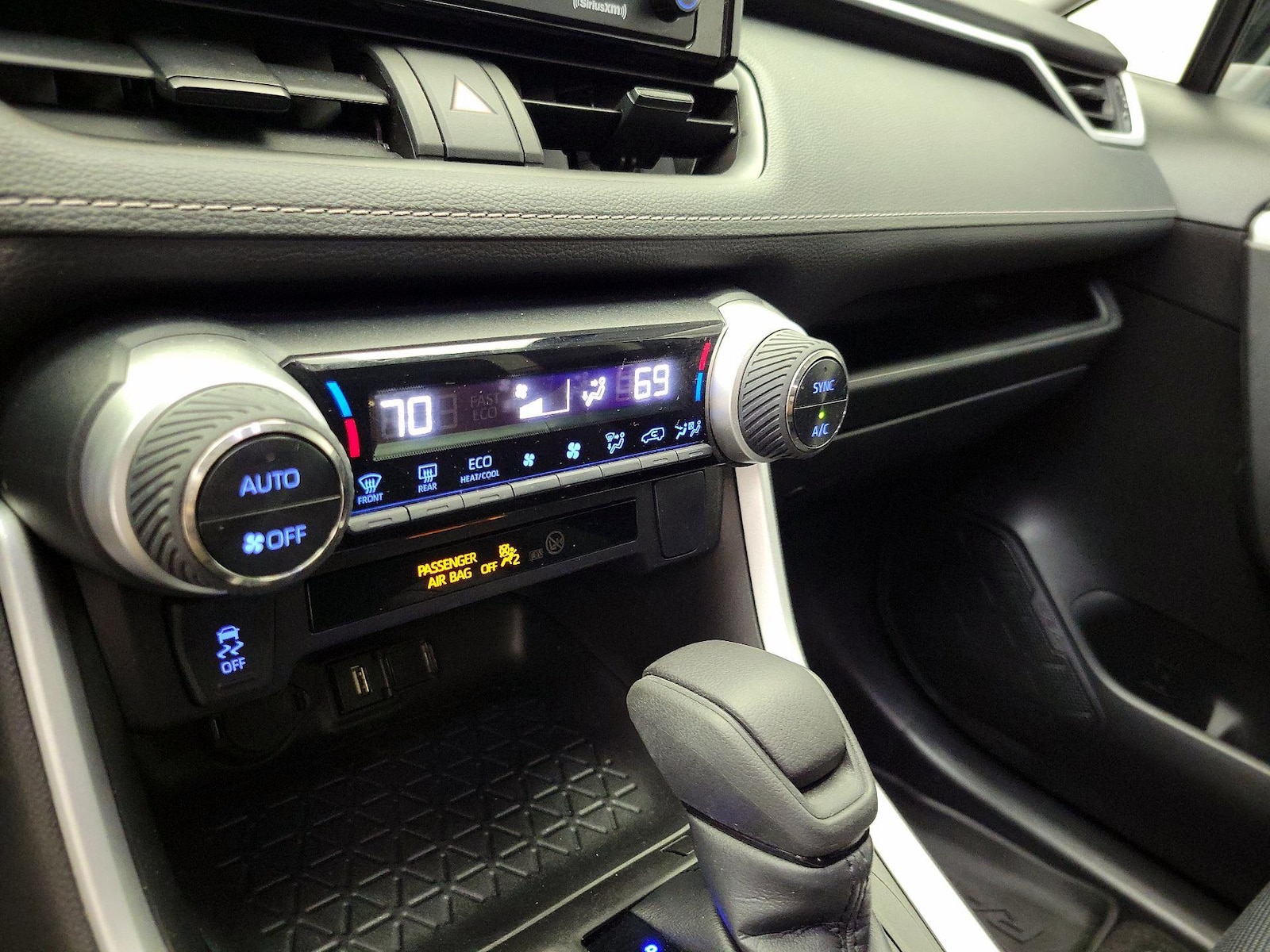2022 Toyota RAV4 LE - Photo 17