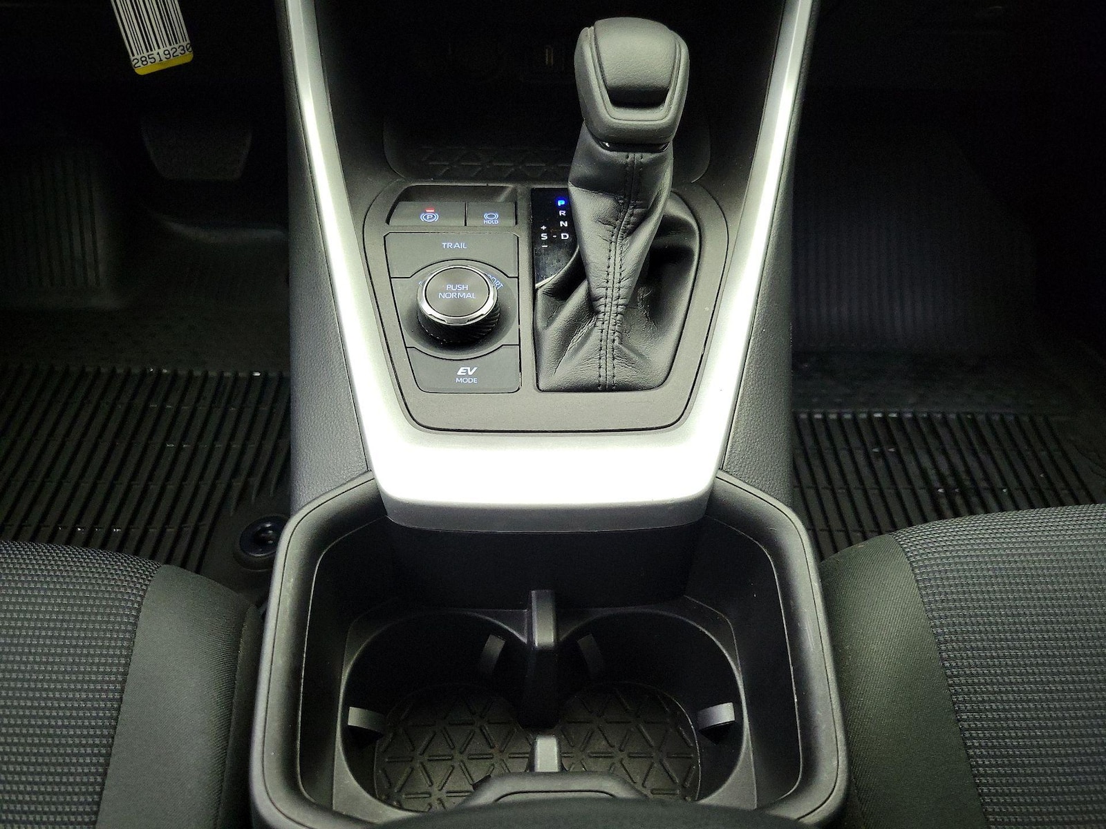 2022 Toyota RAV4 LE - Photo 18