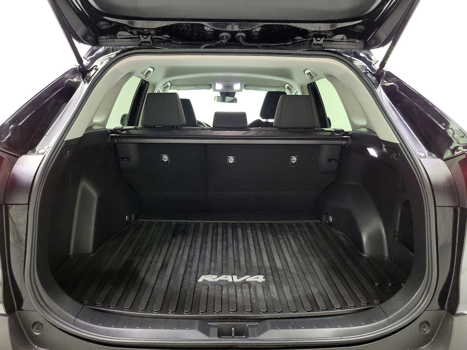 2022 Toyota RAV4 LE - Photo 21