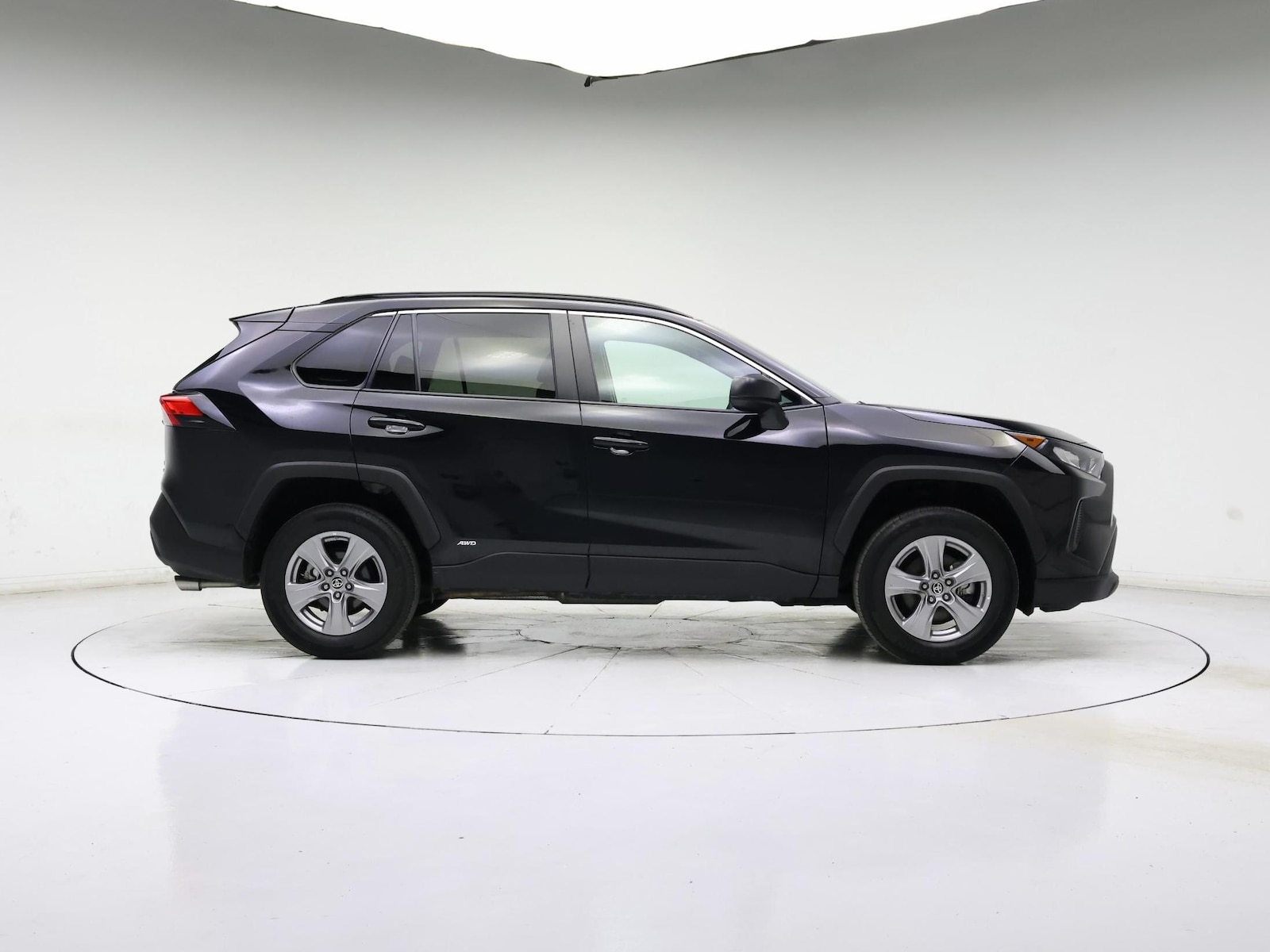 2022 Toyota RAV4 LE - Photo 8