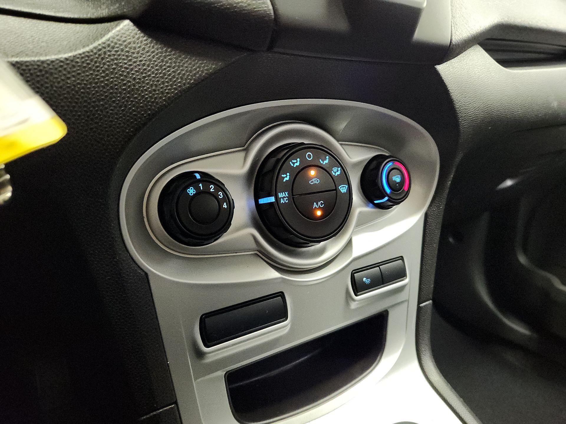 Thumbnail: 2015 Ford Fiesta - 15