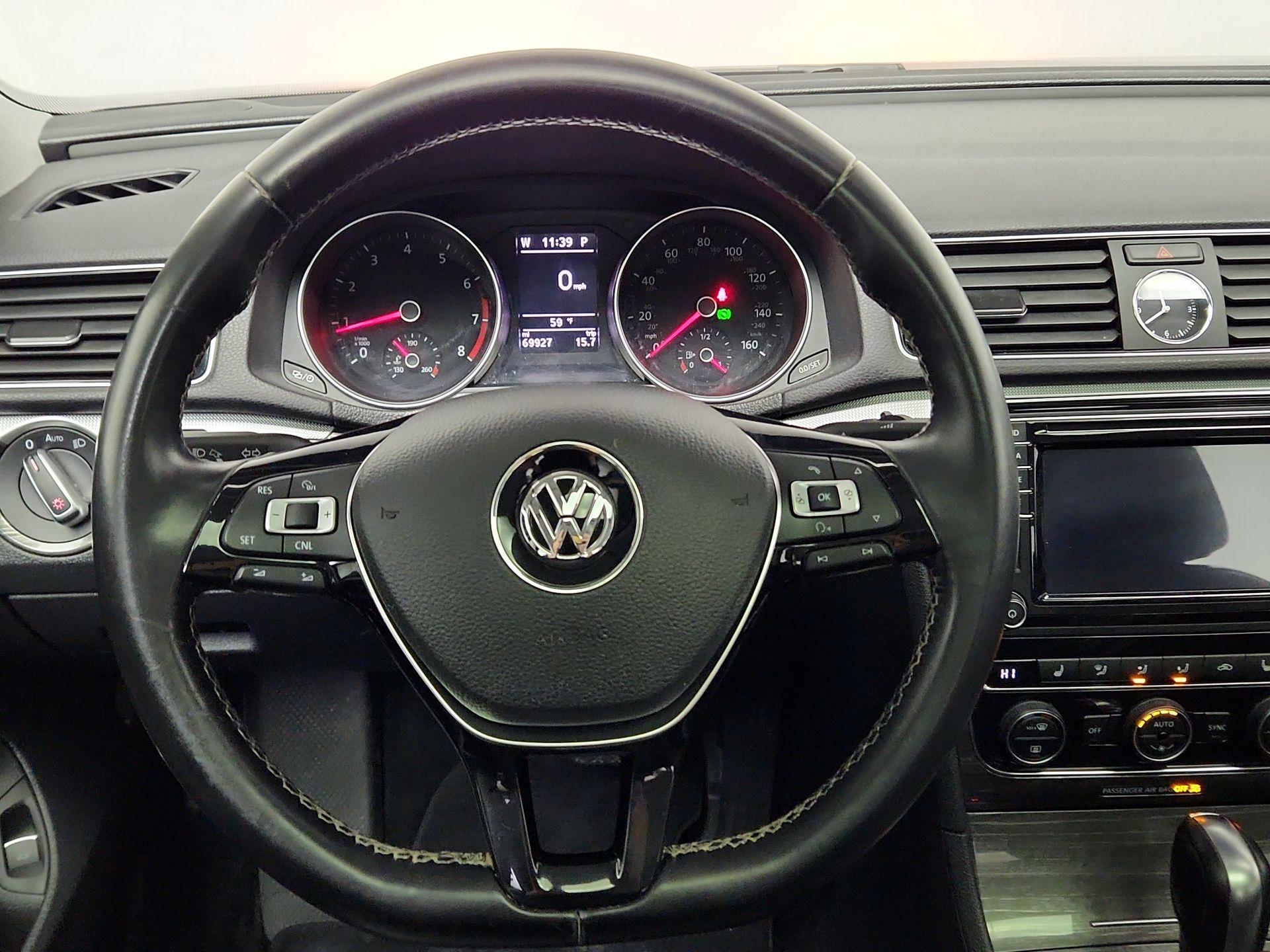 Thumbnail: 2017 Volkswagen Passat - 10