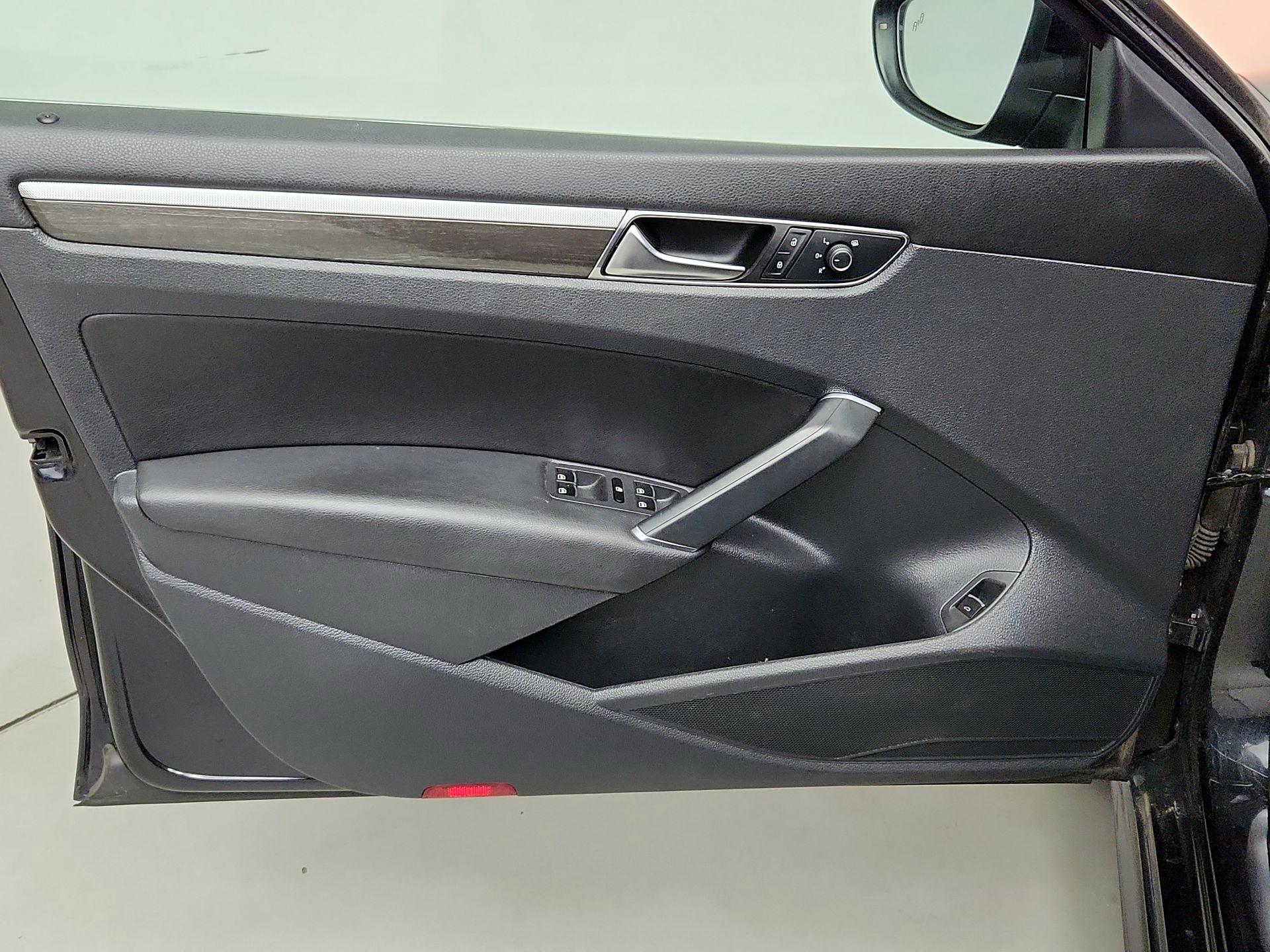 Thumbnail: 2017 Volkswagen Passat - 12