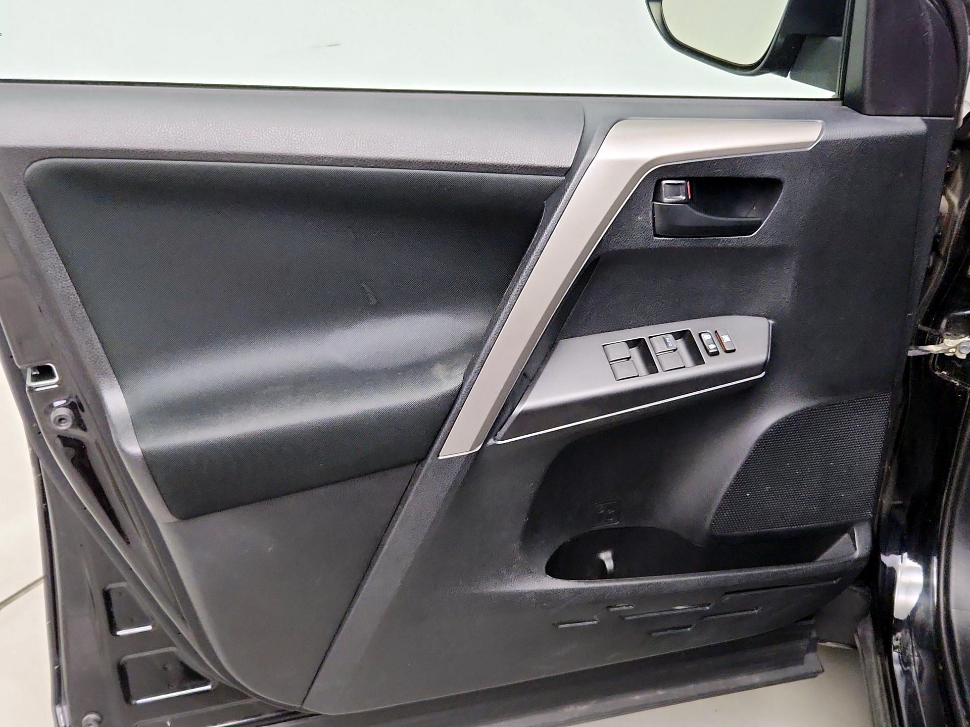 Thumbnail: 2018 Toyota RAV4 - 12