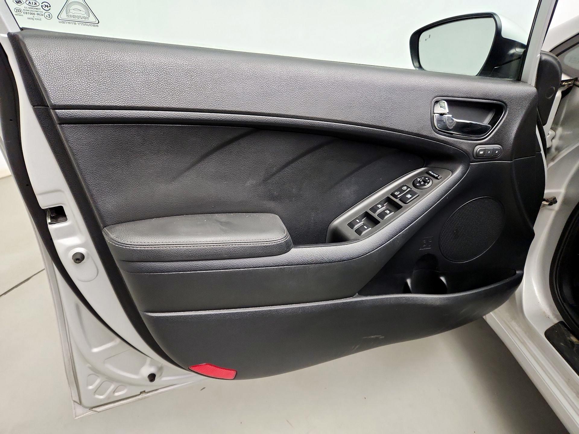 Thumbnail: 2017 Kia Forte - 12