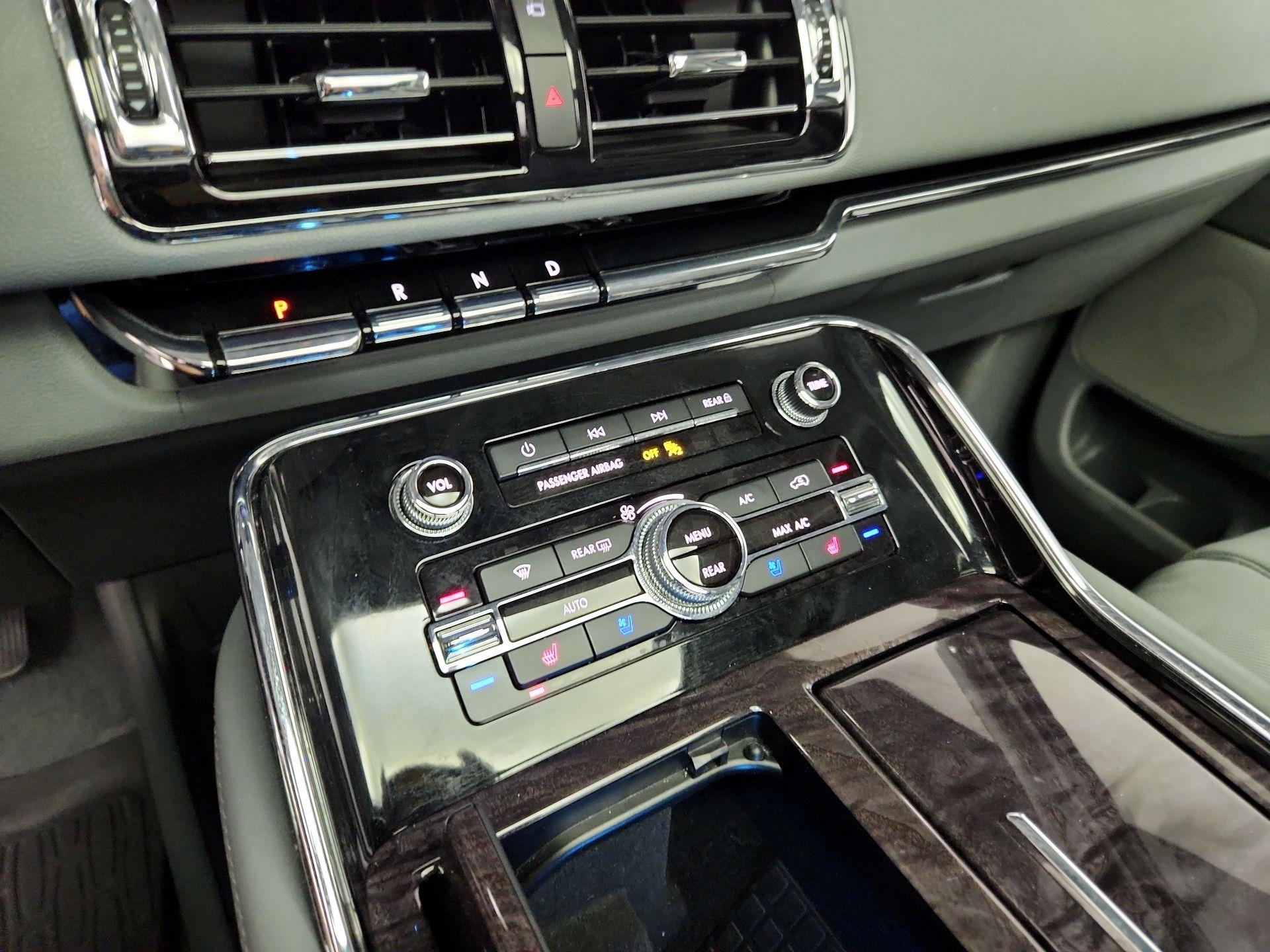 Thumbnail: 2021 Lincoln Navigator L - 17