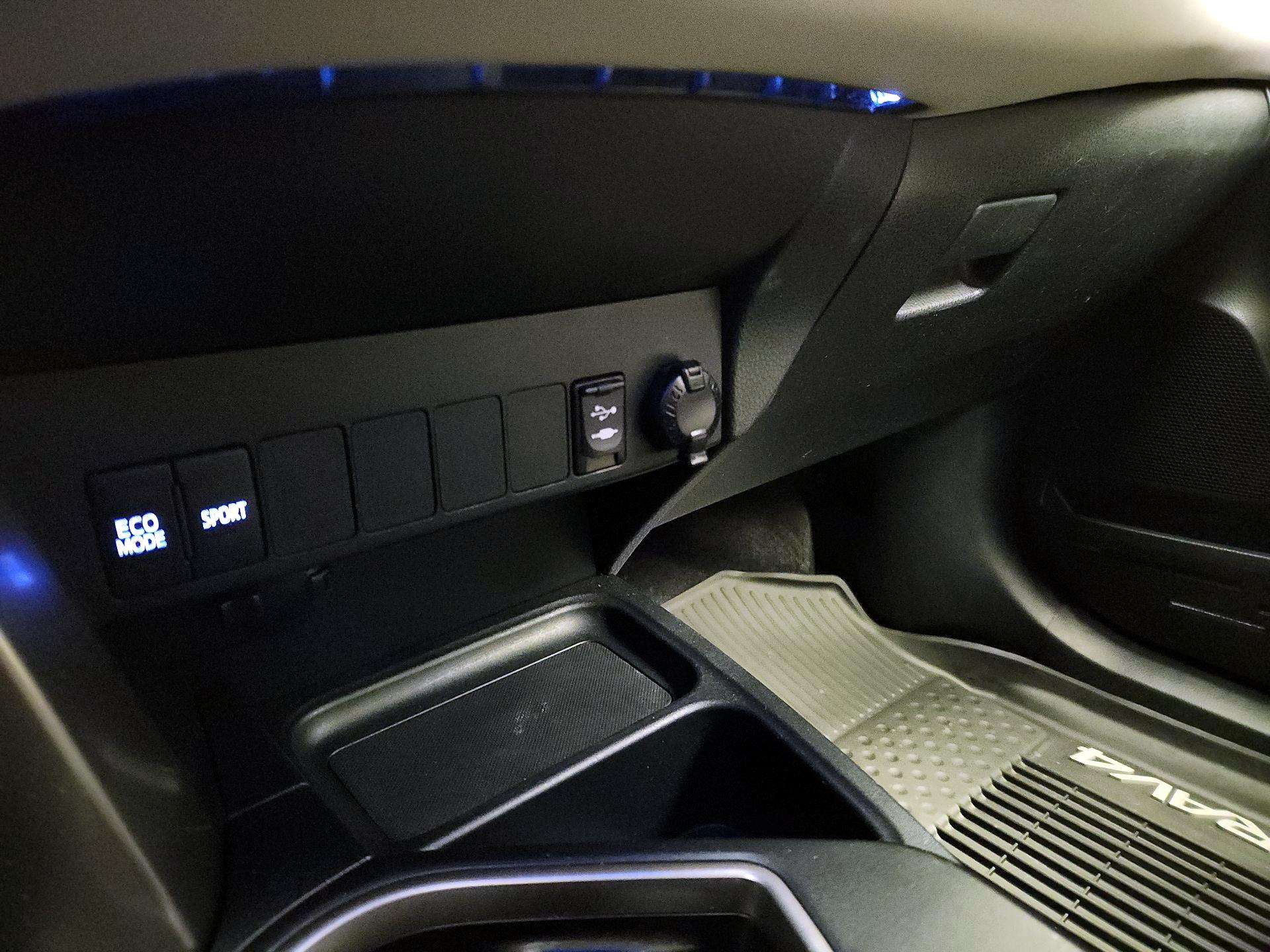 Thumbnail: 2017 Toyota RAV4 - 18