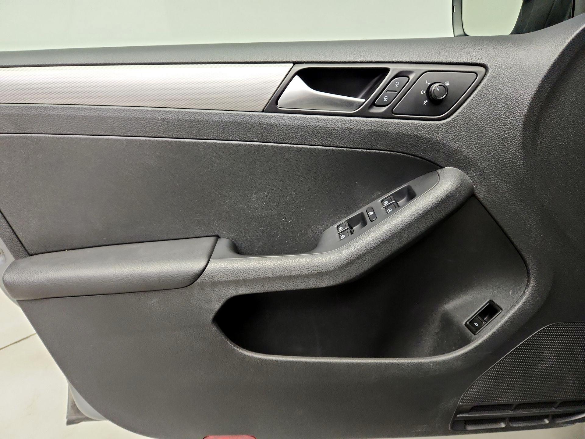 Thumbnail: 2018 Volkswagen Jetta - 12