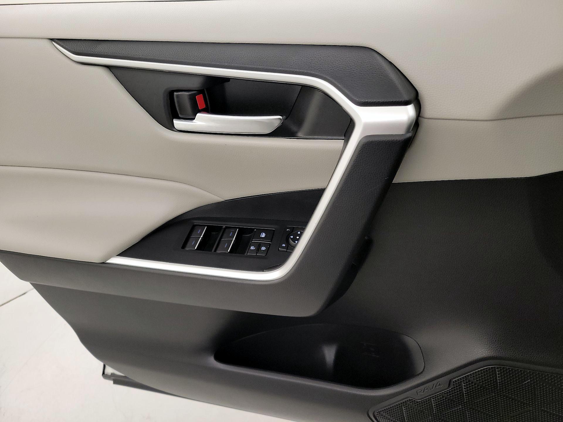 Thumbnail: 2022 Toyota RAV4 - 12