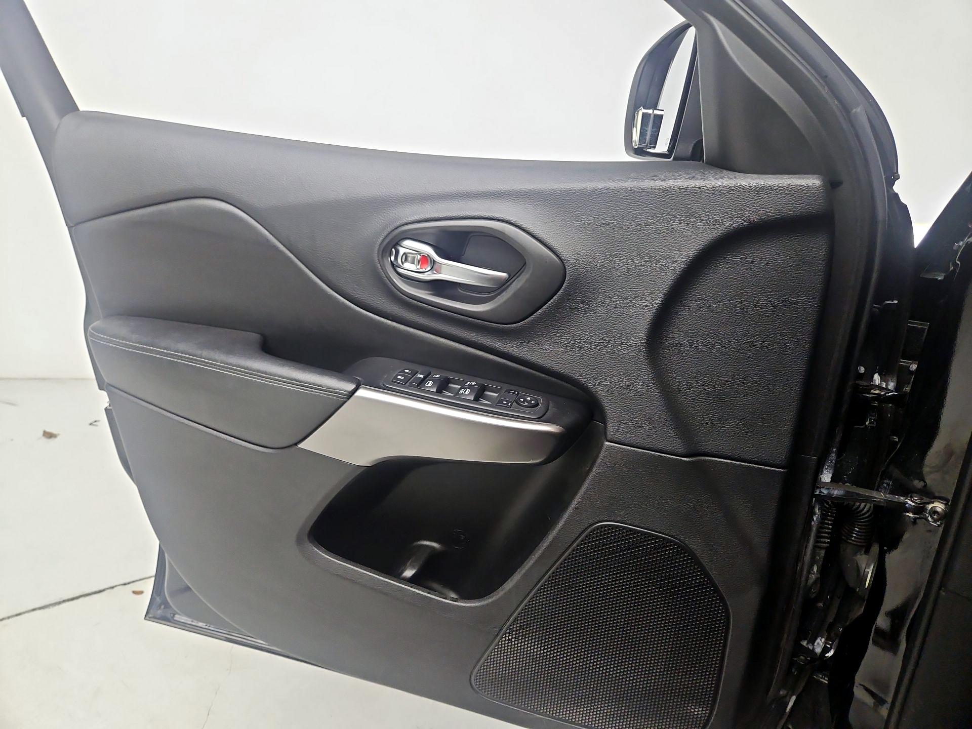 Thumbnail: 2020 Jeep Cherokee - 12