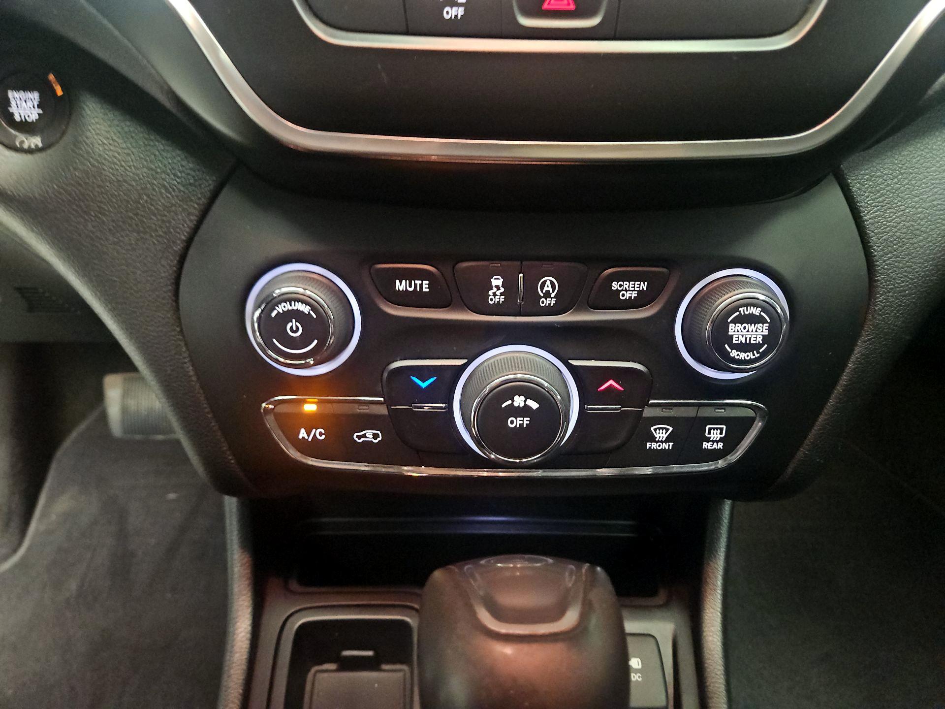 Thumbnail: 2020 Jeep Cherokee - 16