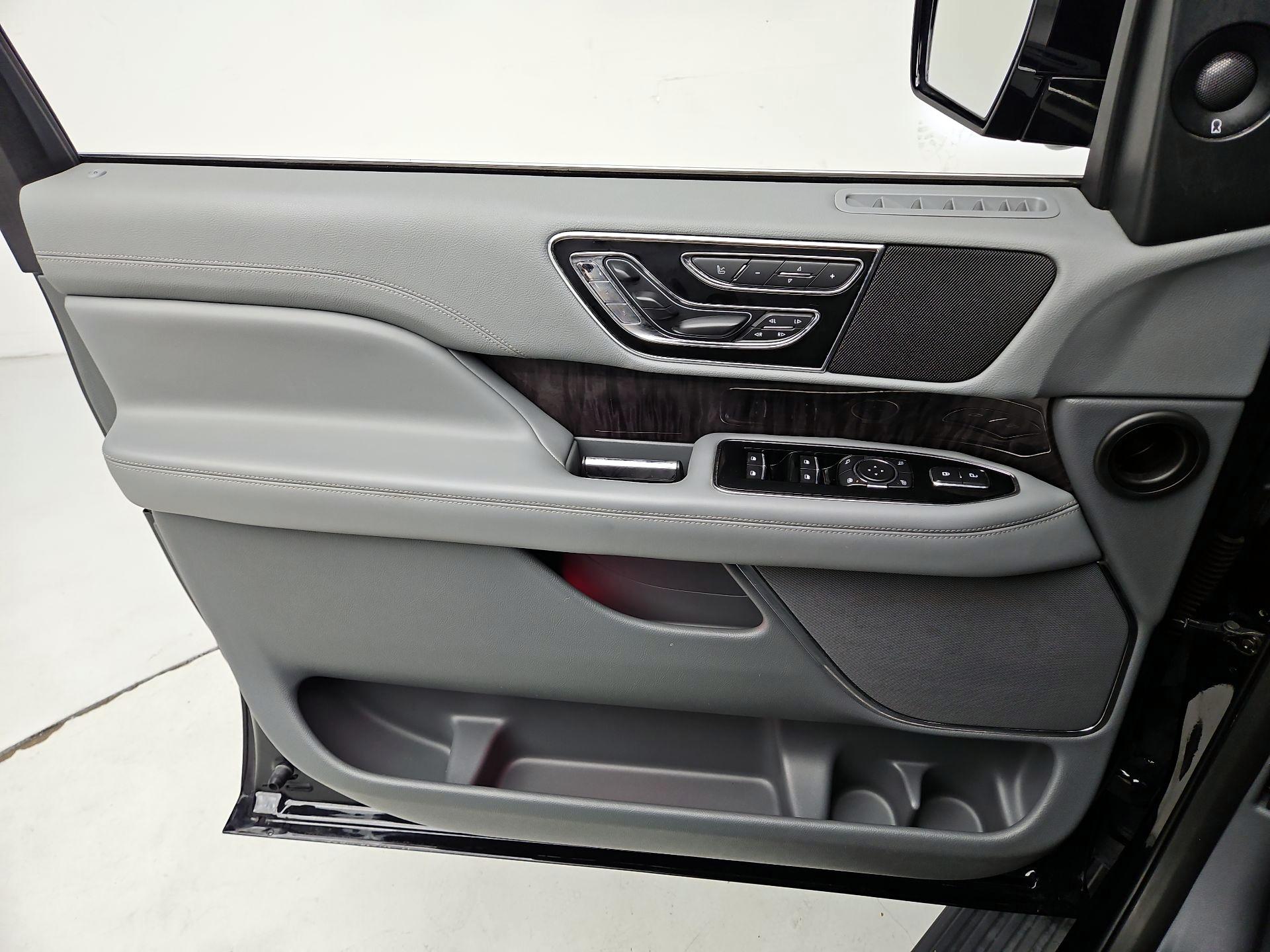 Thumbnail: 2019 Lincoln Navigator - 12