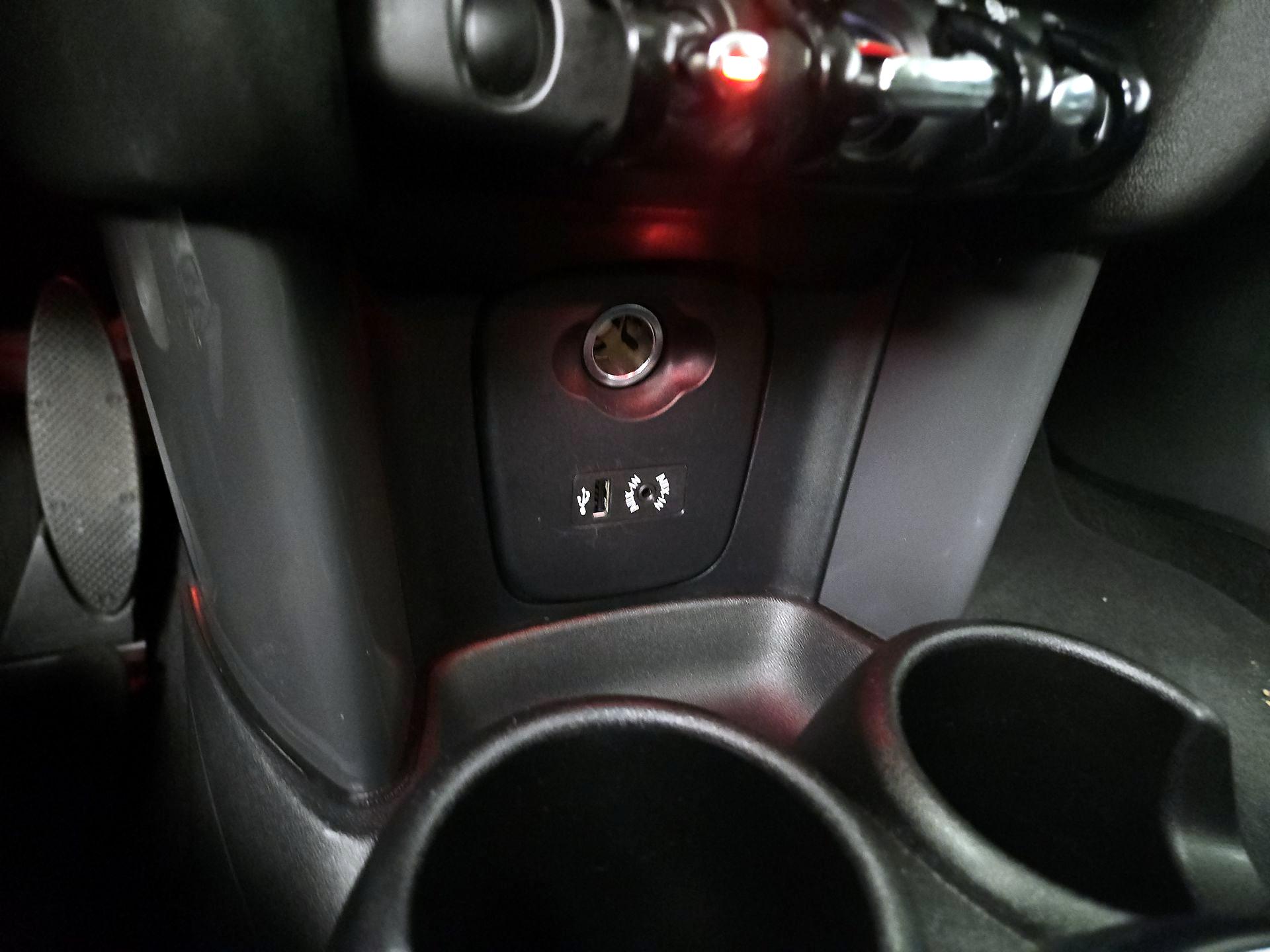 Thumbnail: 2015 MINI Cooper Hardtop - 17