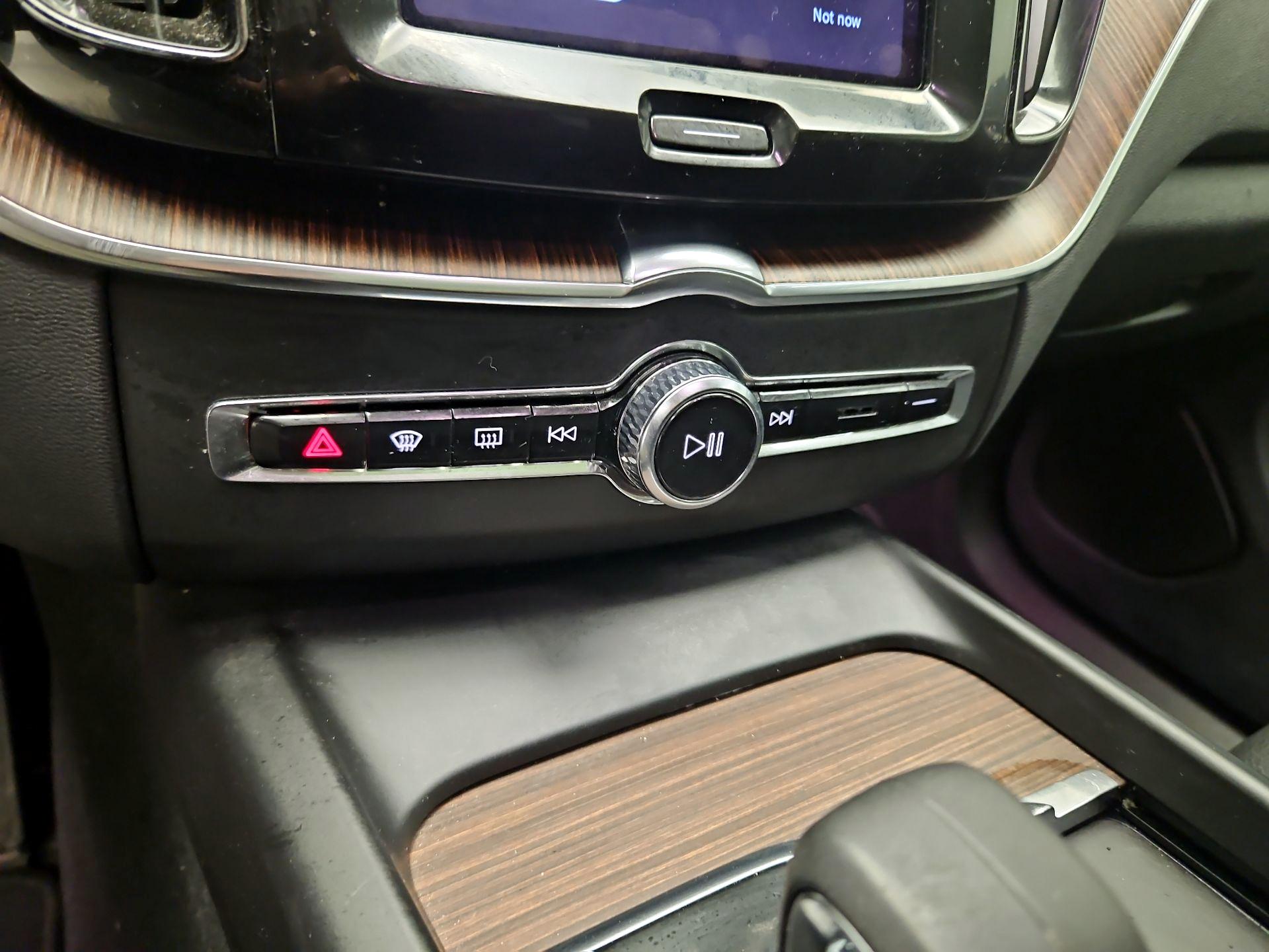 Thumbnail: 2022 Volvo XC60 - 16