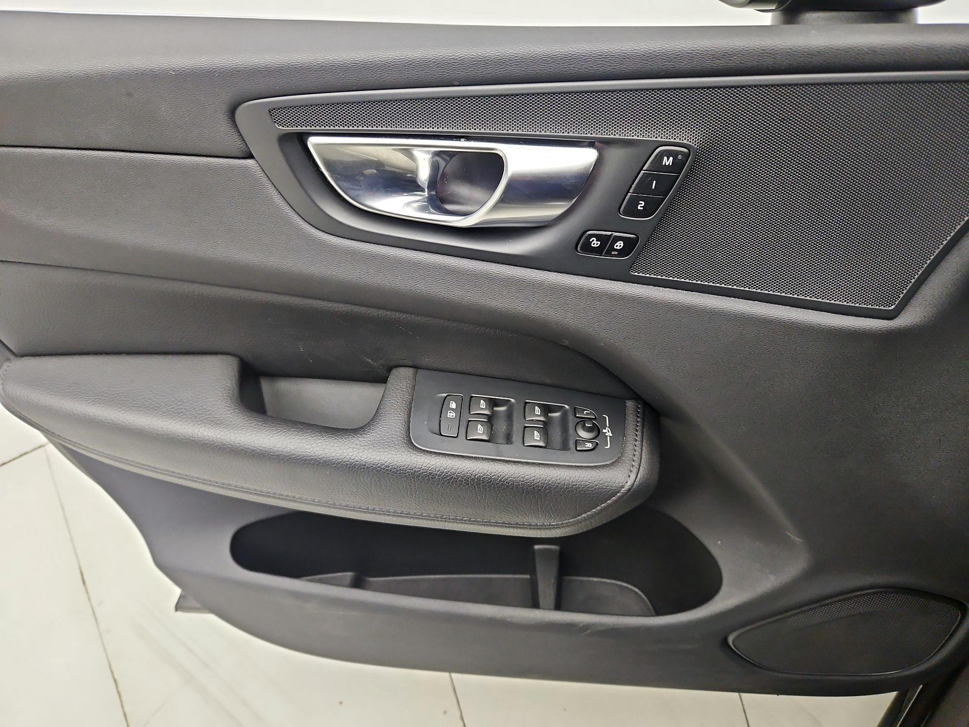 Thumbnail: 2022 Volvo XC60 - 12