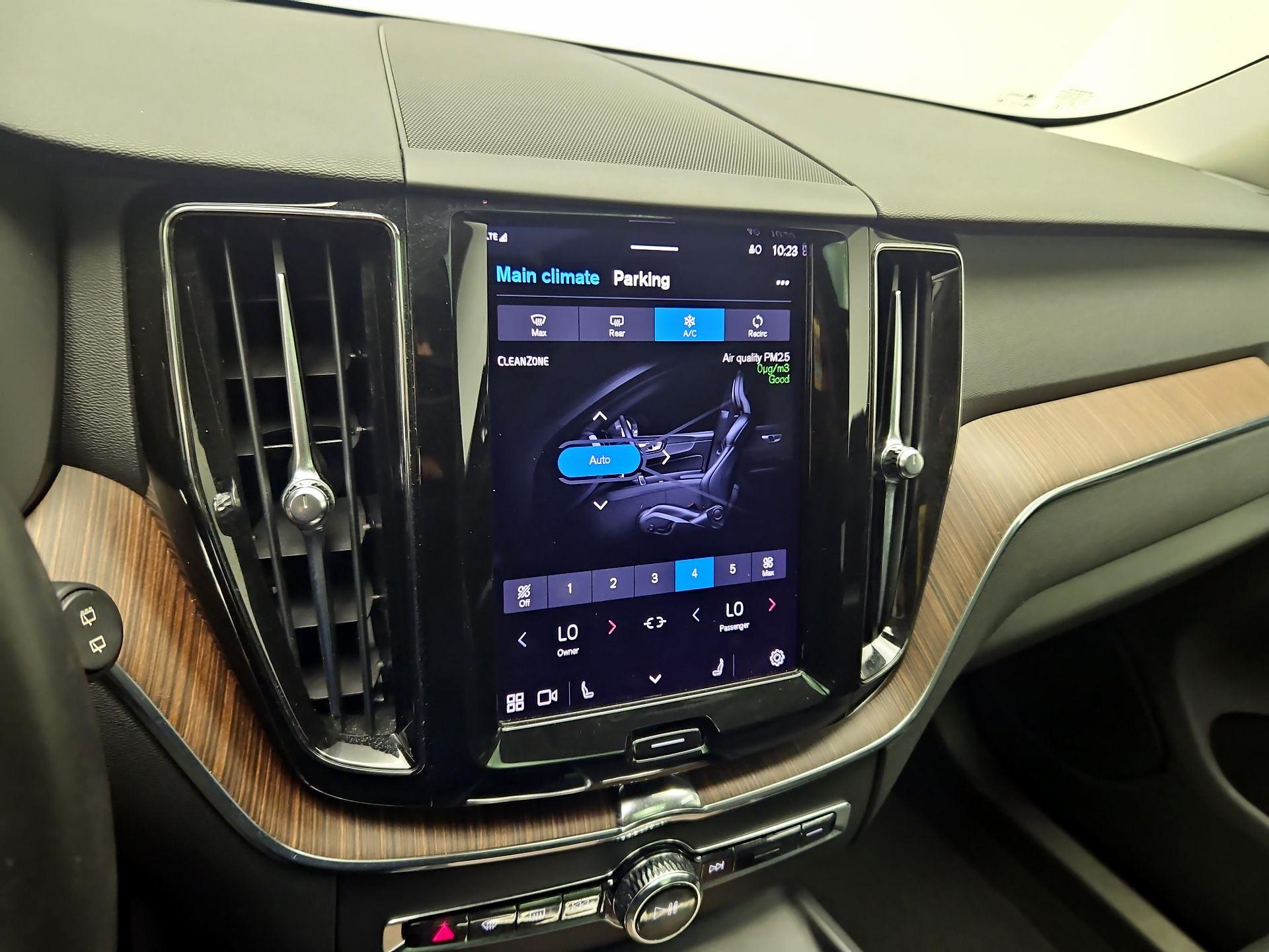 Thumbnail: 2022 Volvo XC60 - 16