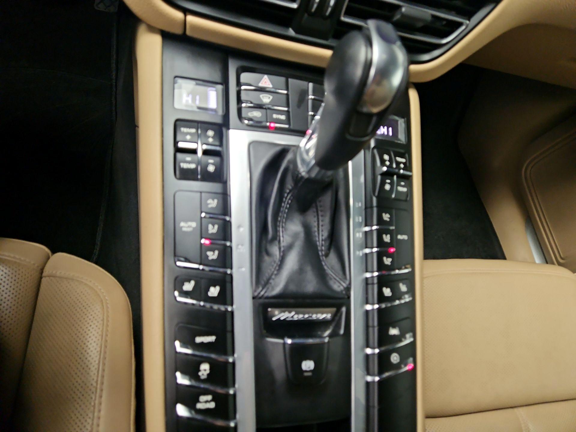 Thumbnail: 2021 Porsche Macan - 18