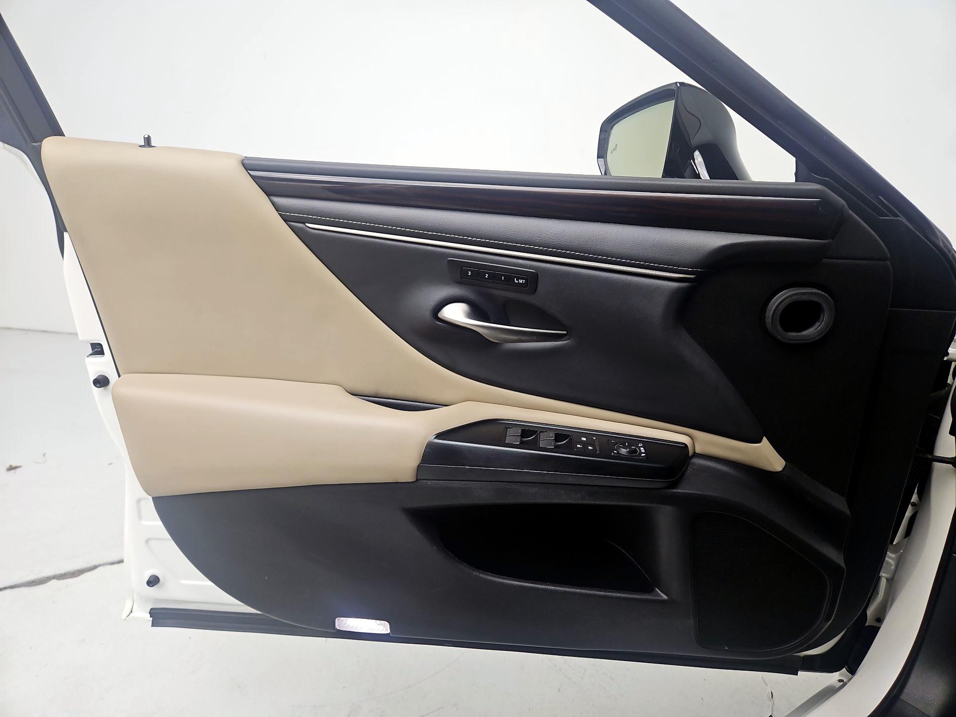 Thumbnail: 2020 Lexus ES - 12