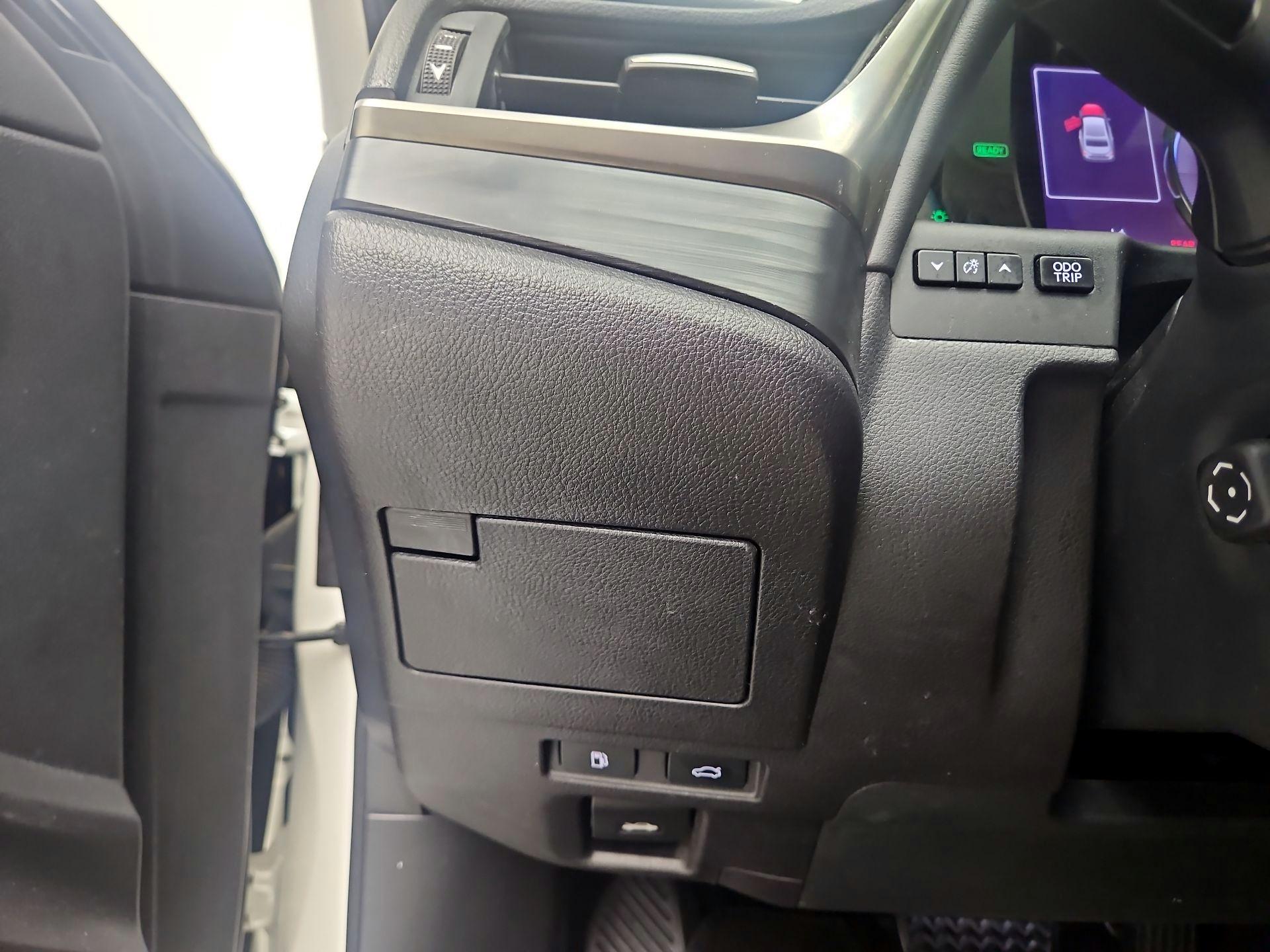 Thumbnail: 2020 Lexus ES - 13