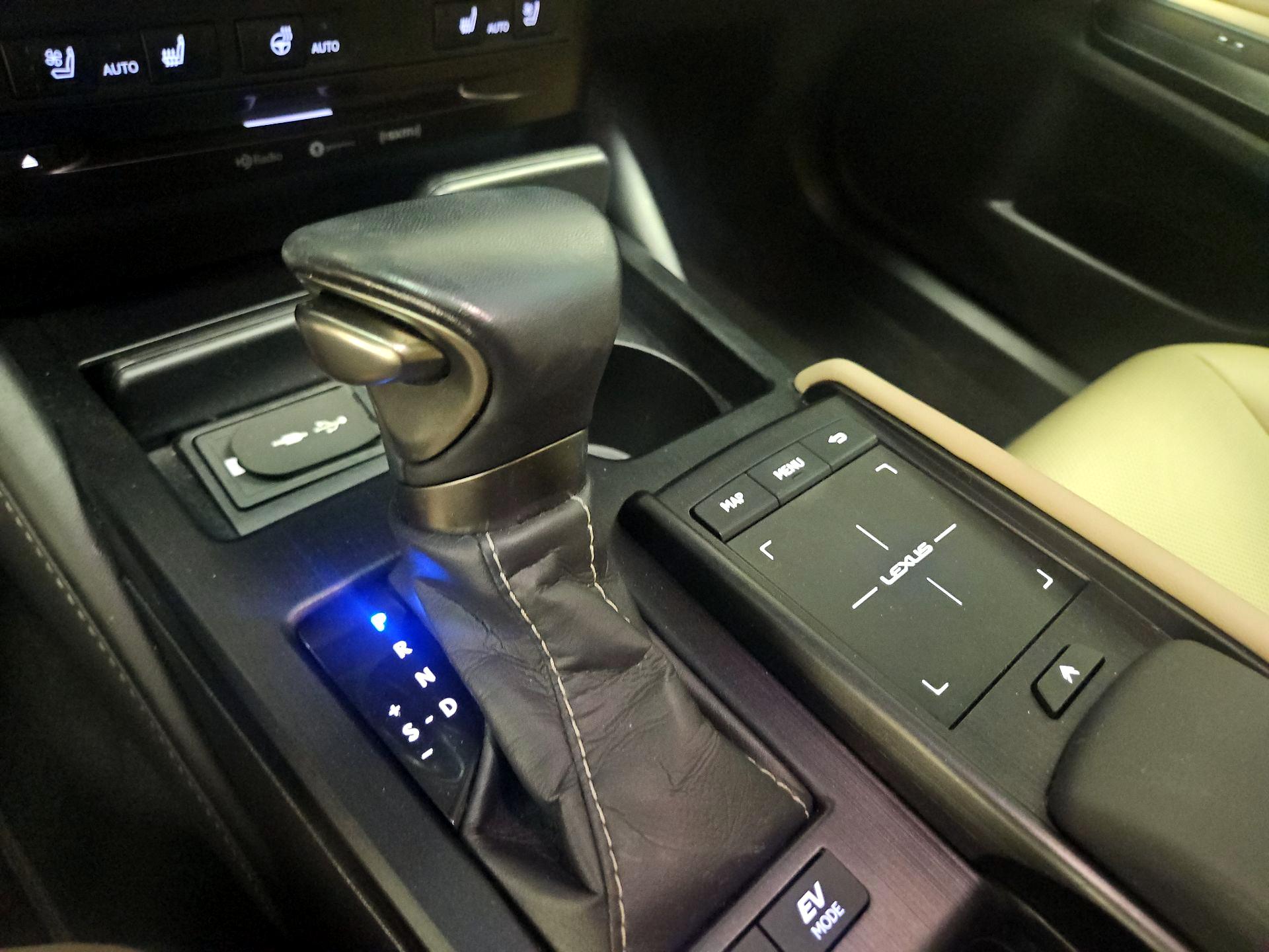 Thumbnail: 2020 Lexus ES - 17