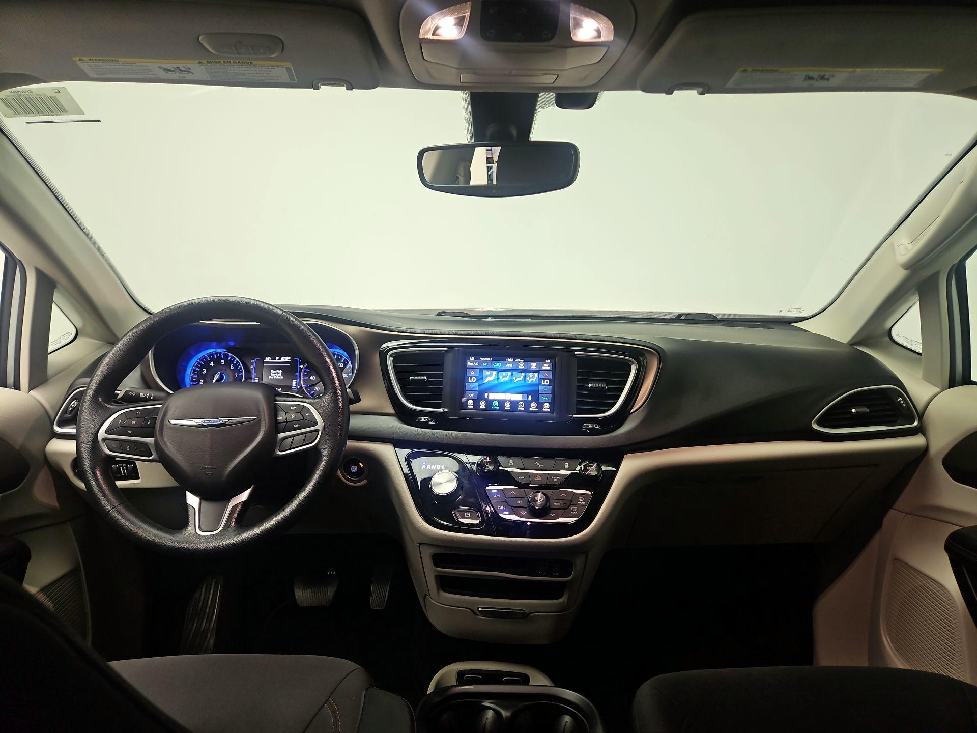 Thumbnail: 2019 Chrysler Pacifica - 9