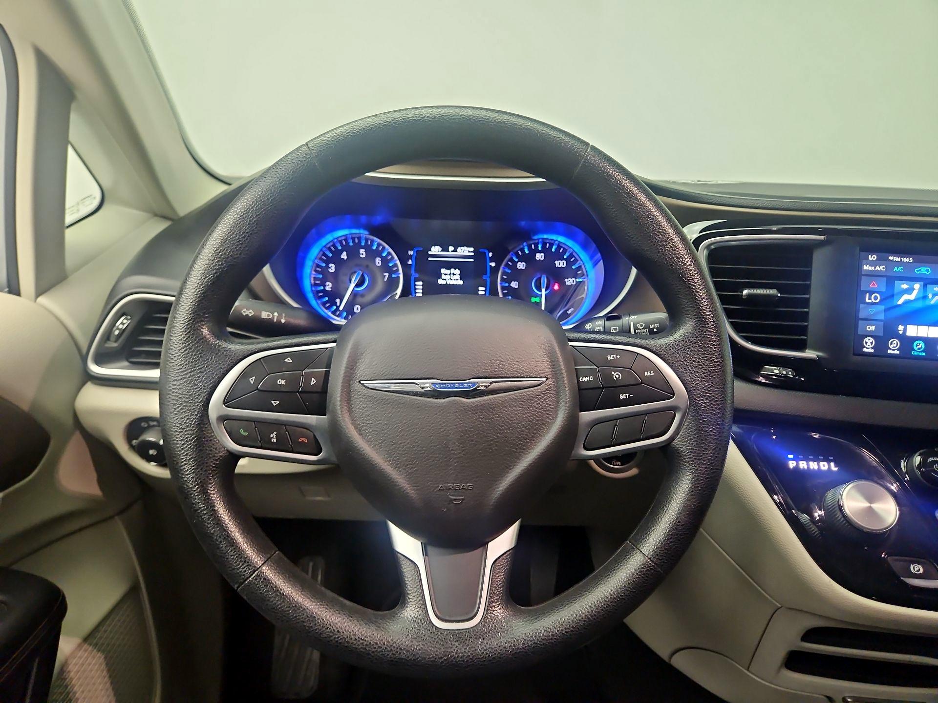 Thumbnail: 2019 Chrysler Pacifica - 10