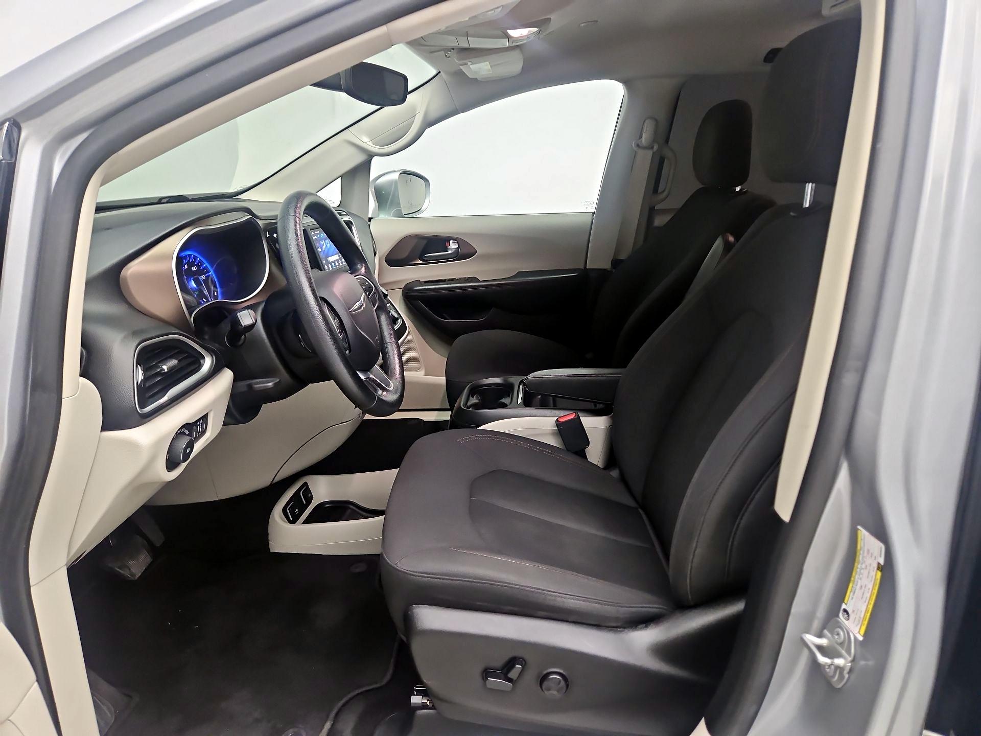 Thumbnail: 2019 Chrysler Pacifica - 11