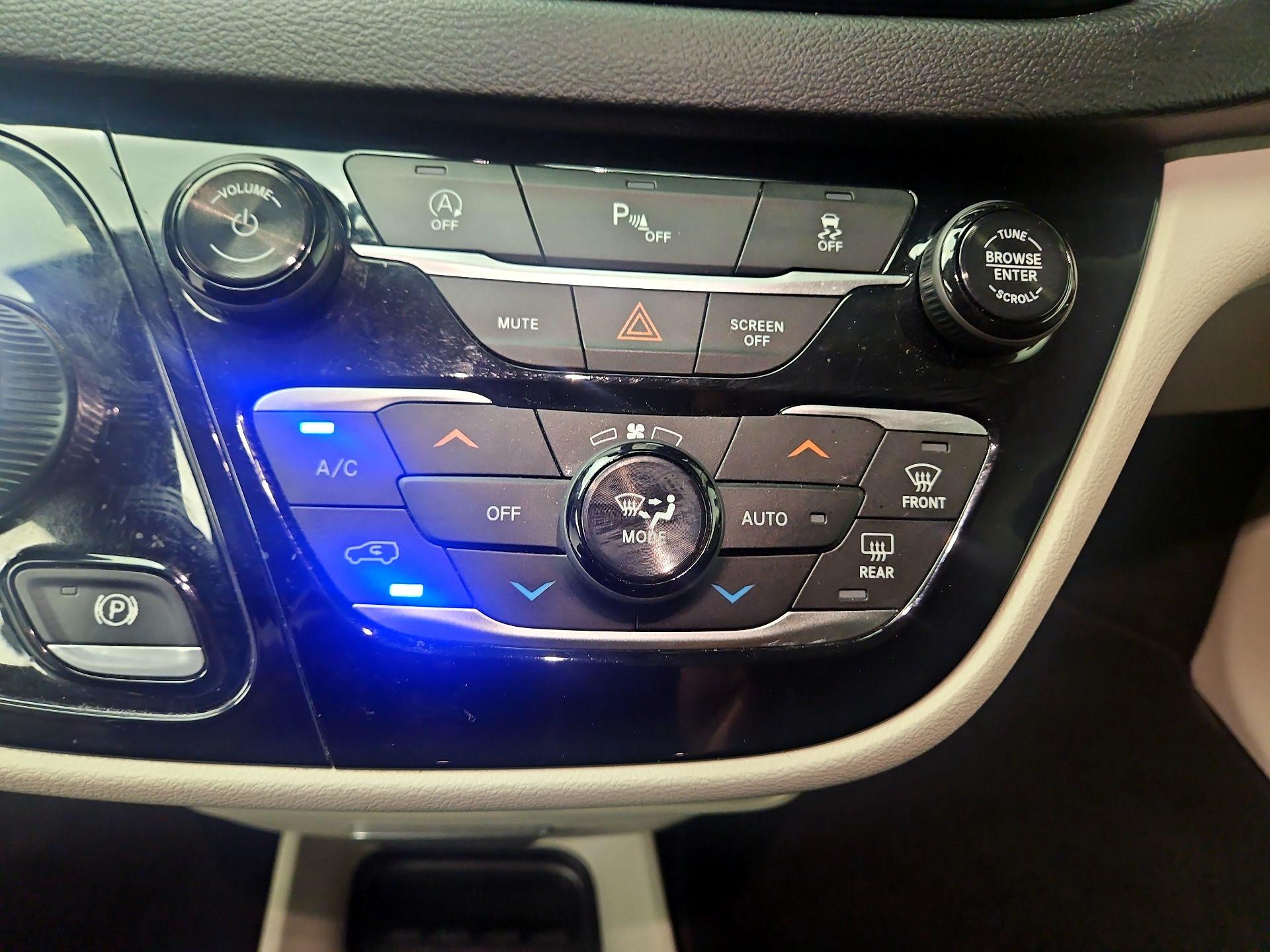 Thumbnail: 2019 Chrysler Pacifica - 17