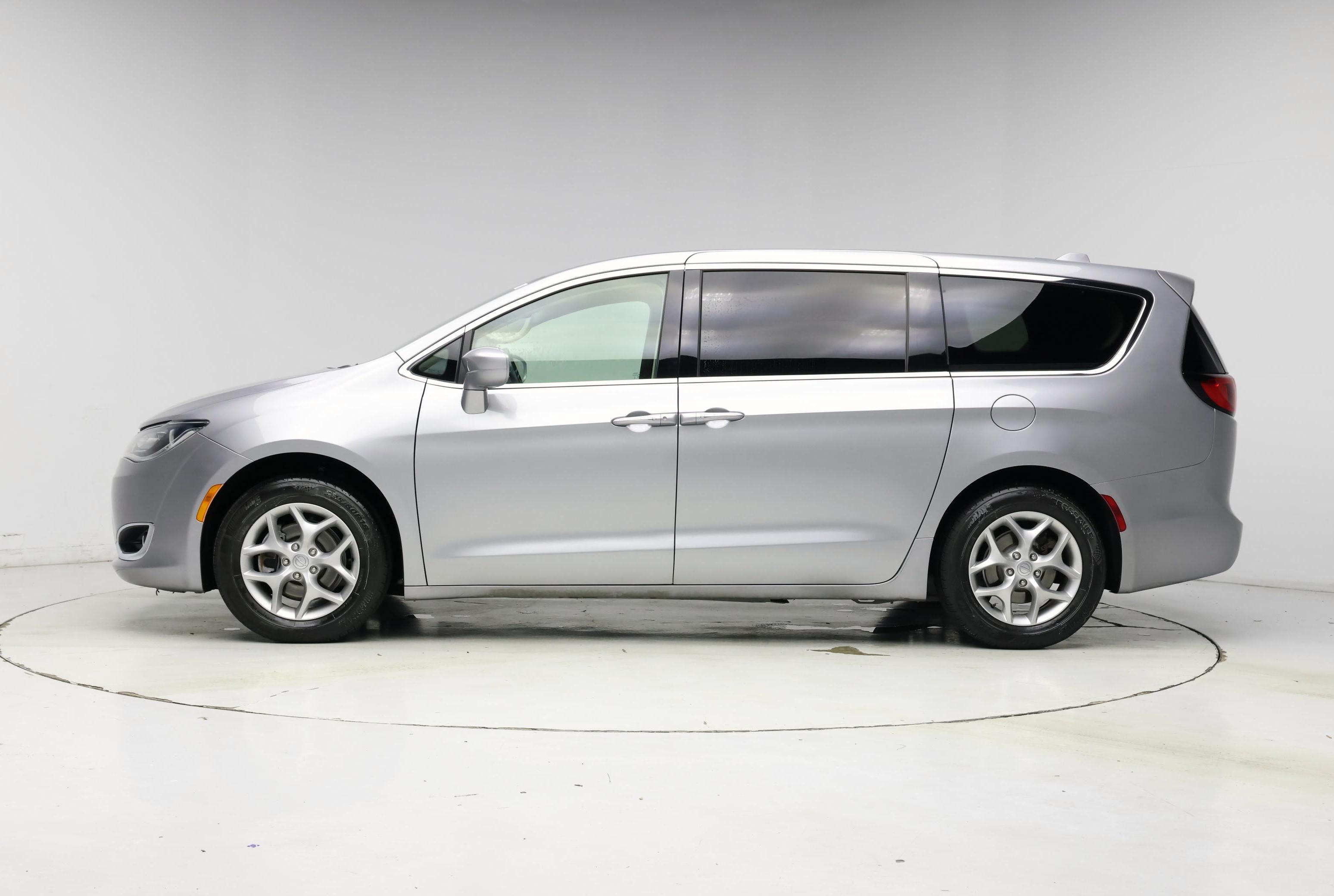 Thumbnail: 2019 Chrysler Pacifica - 3
