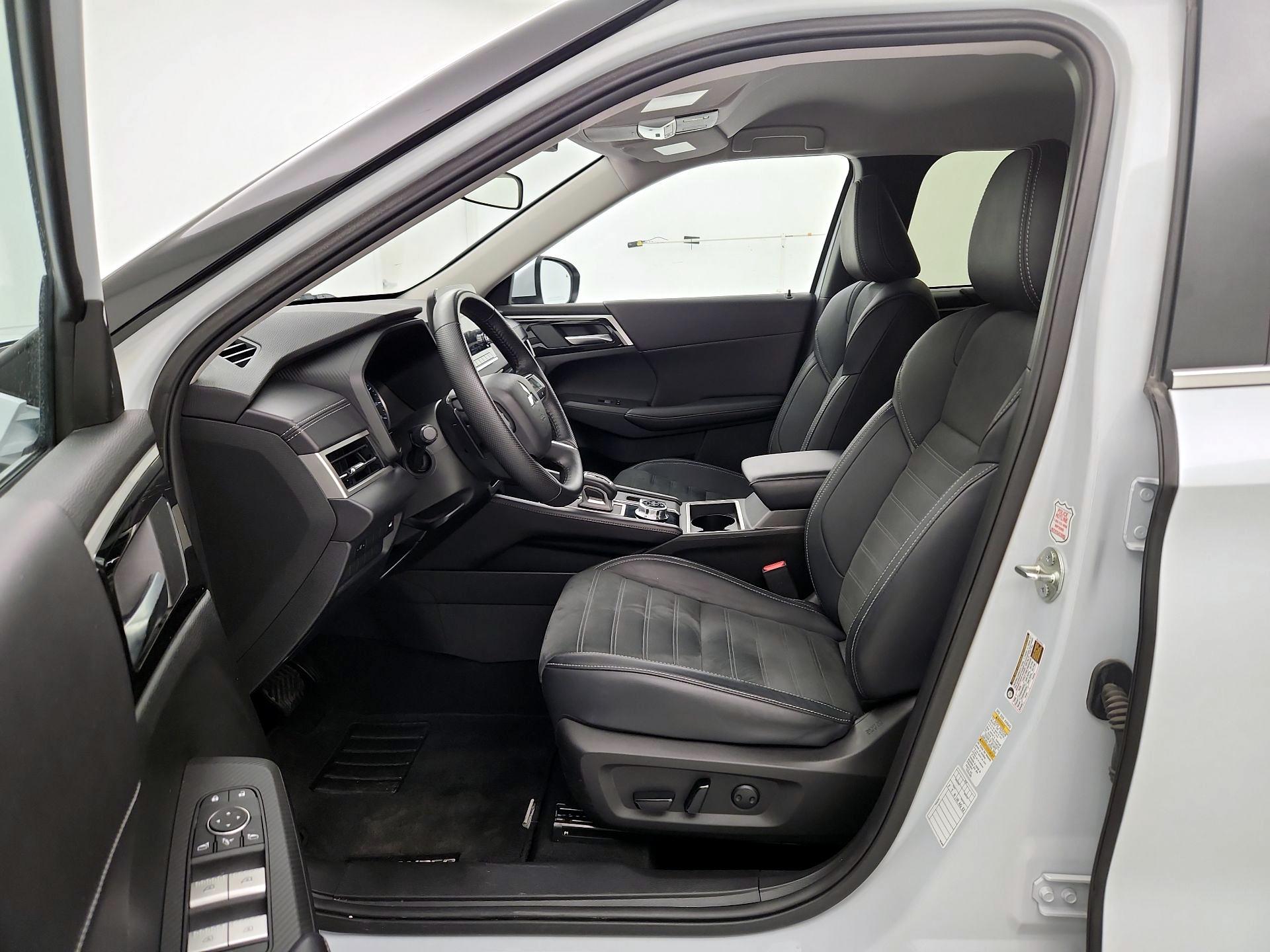 Thumbnail: 2024 Mitsubishi Outlander - 11