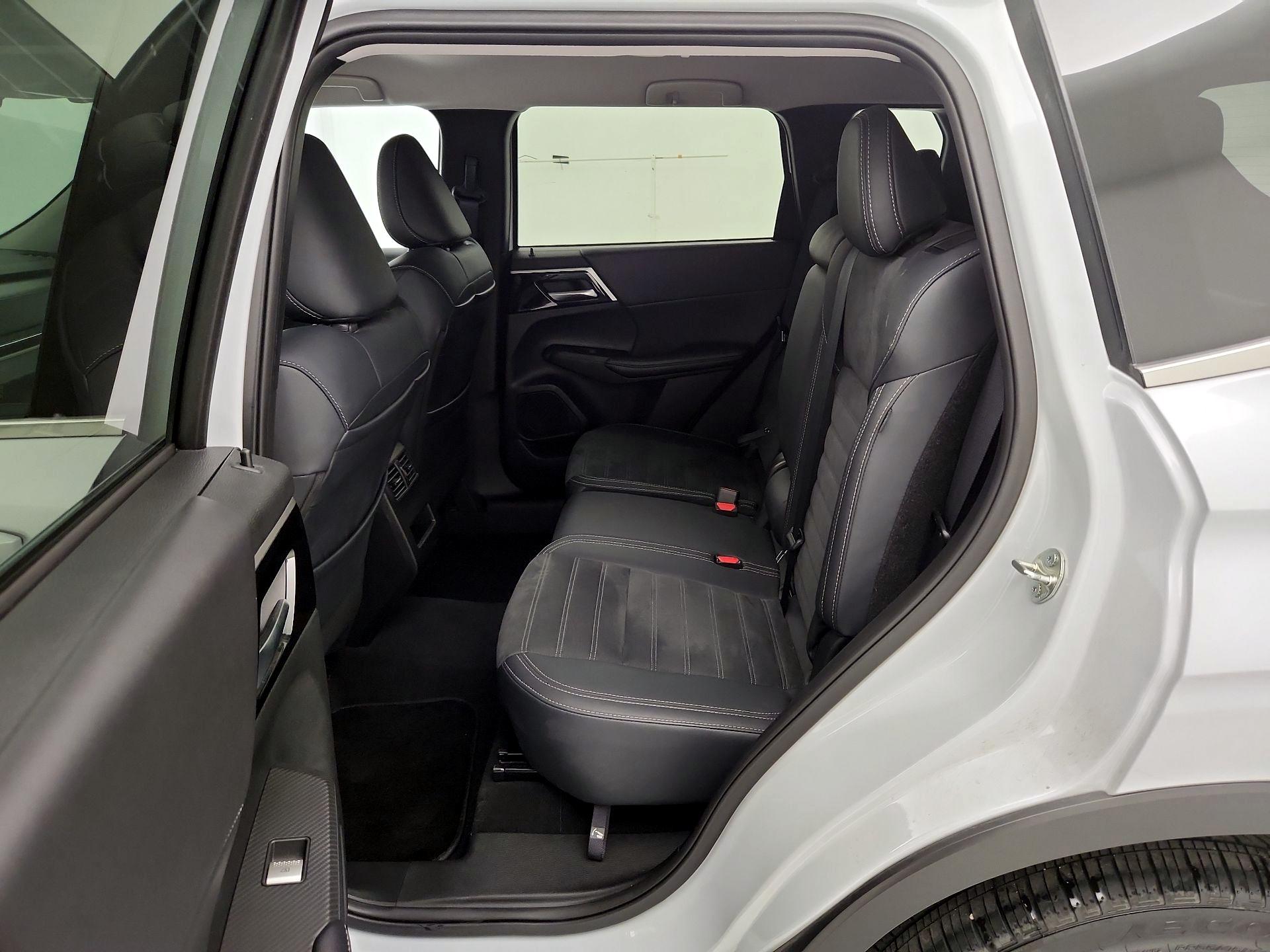 Thumbnail: 2024 Mitsubishi Outlander - 20