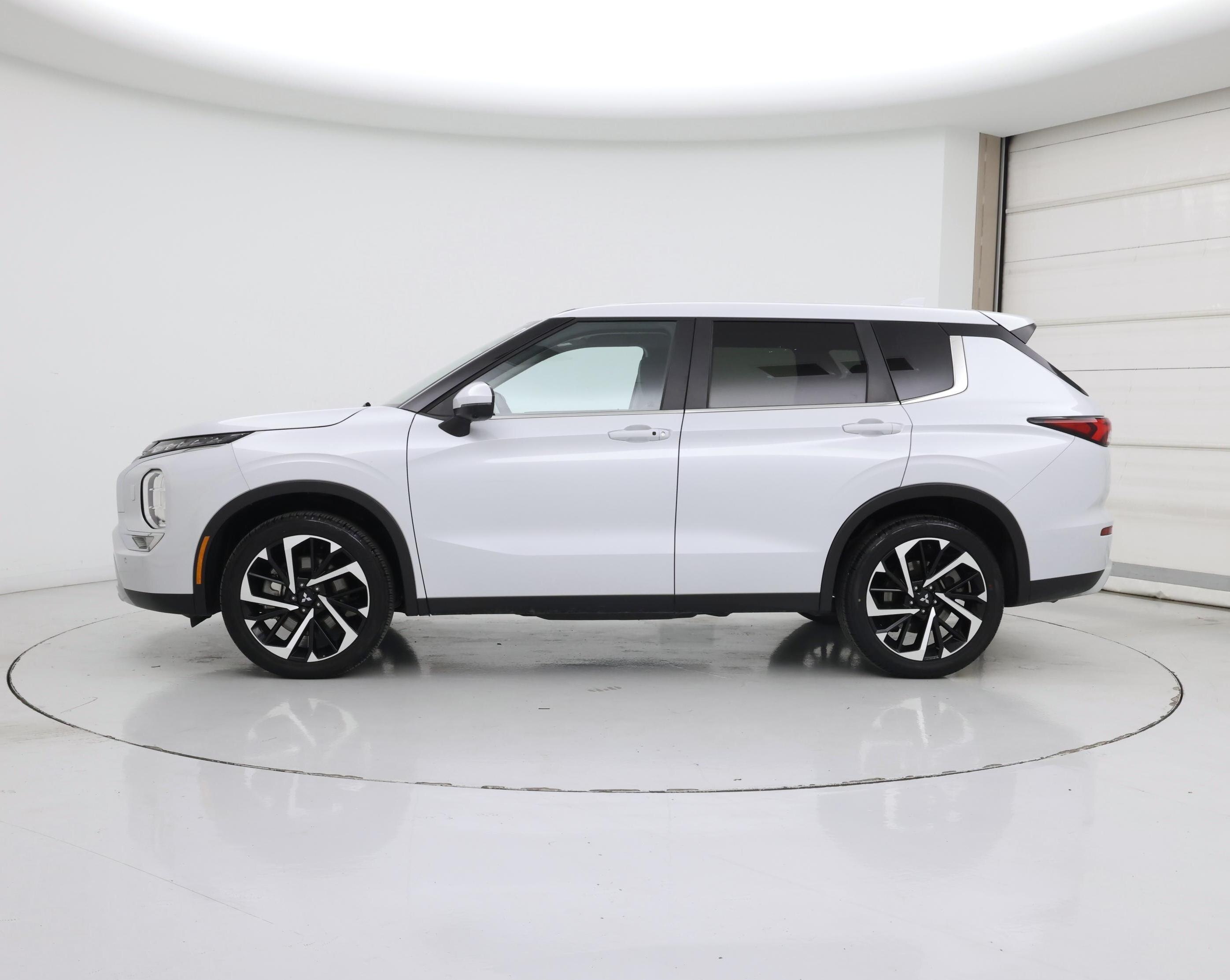 Thumbnail: 2024 Mitsubishi Outlander - 3