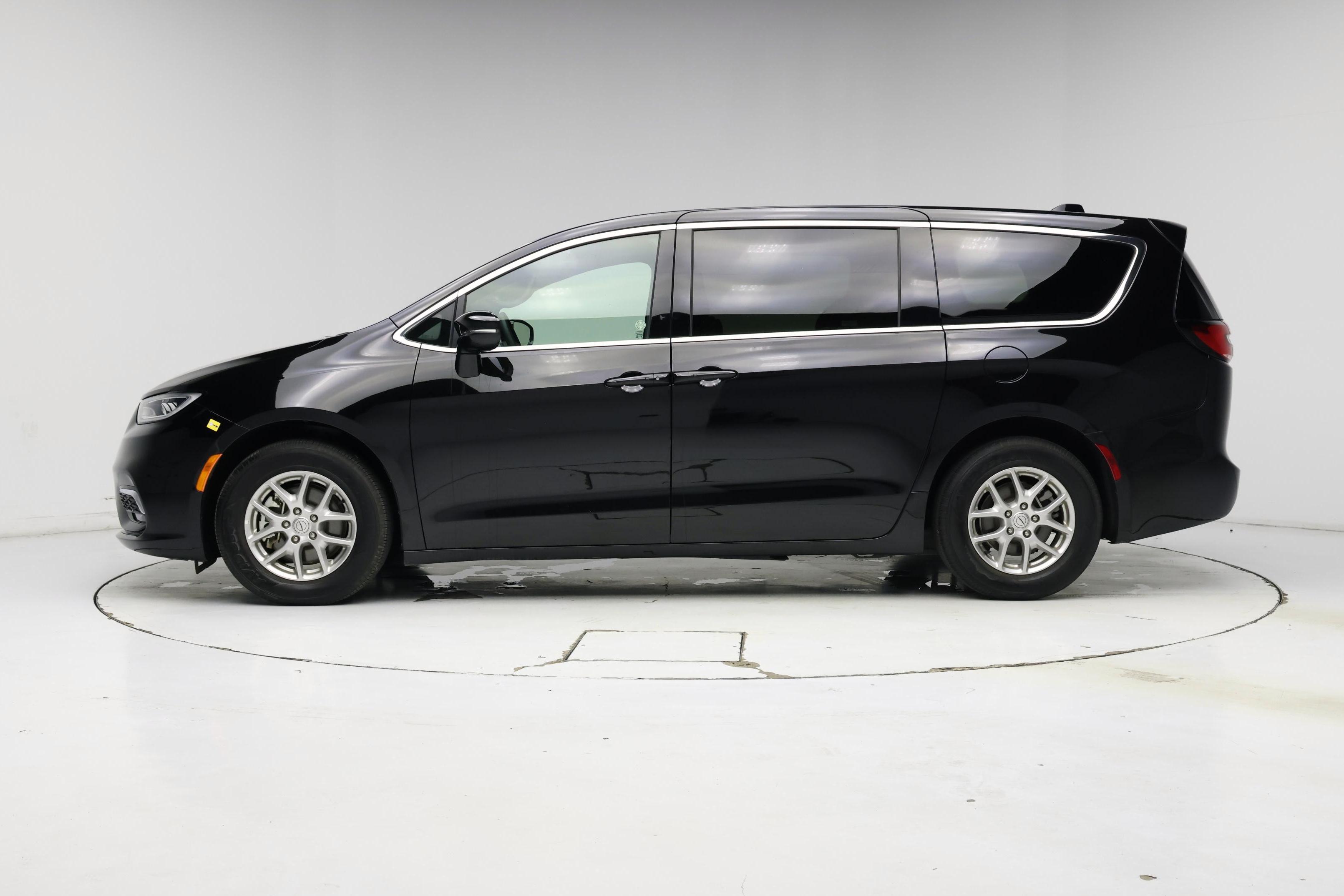 Thumbnail: 2025 Chrysler Pacifica - 3