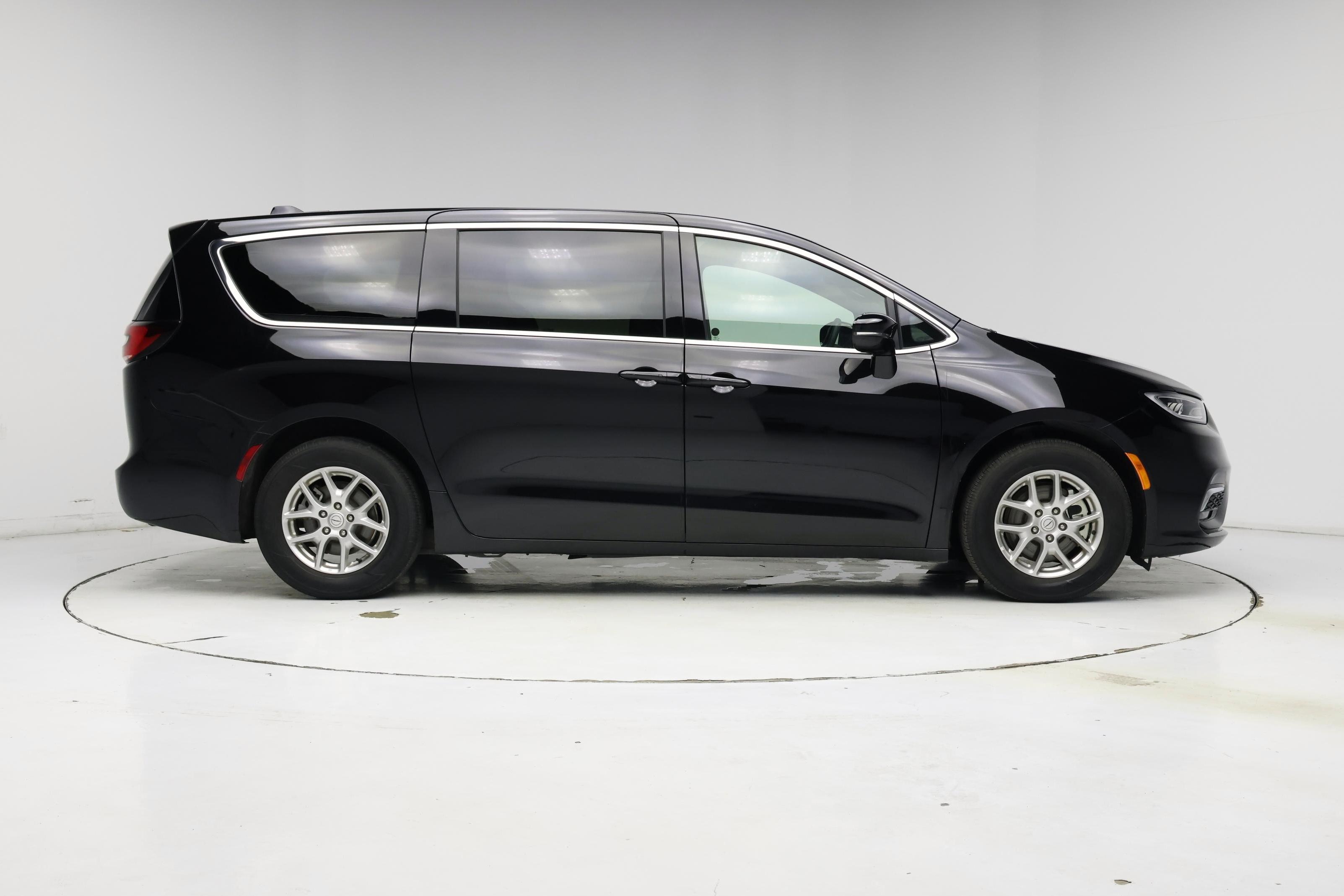 Thumbnail: 2025 Chrysler Pacifica - 7