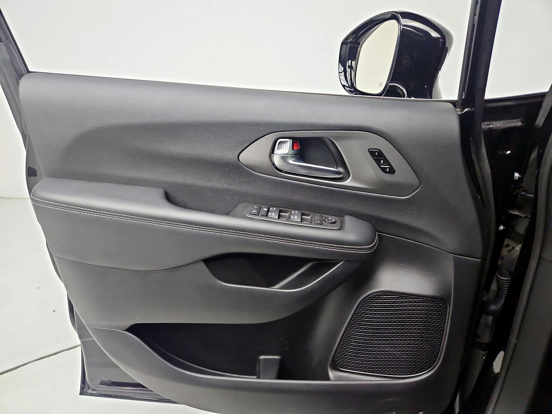 Thumbnail: 2025 Chrysler Pacifica - 12